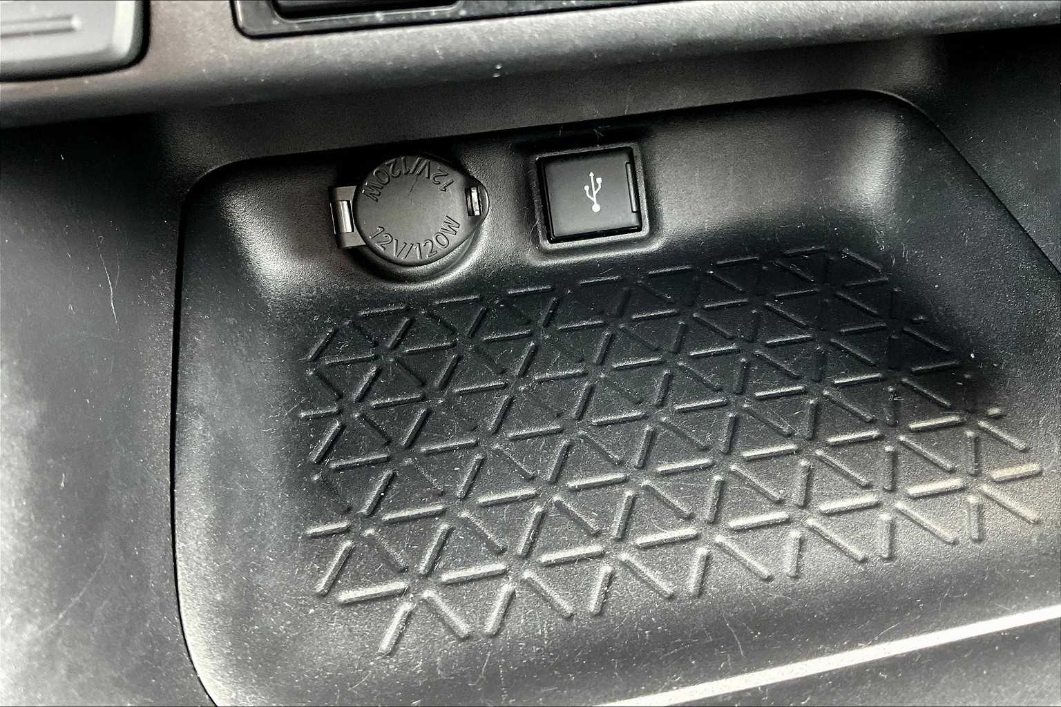 2021 Toyota RAV4 XLE - Photo 26