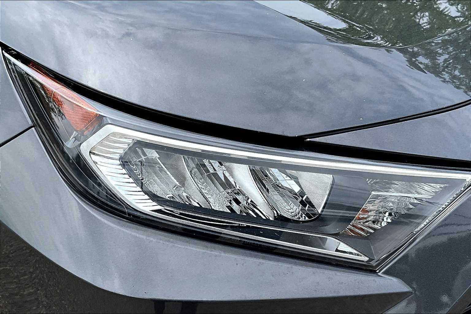 2021 Toyota RAV4 XLE - Photo 32