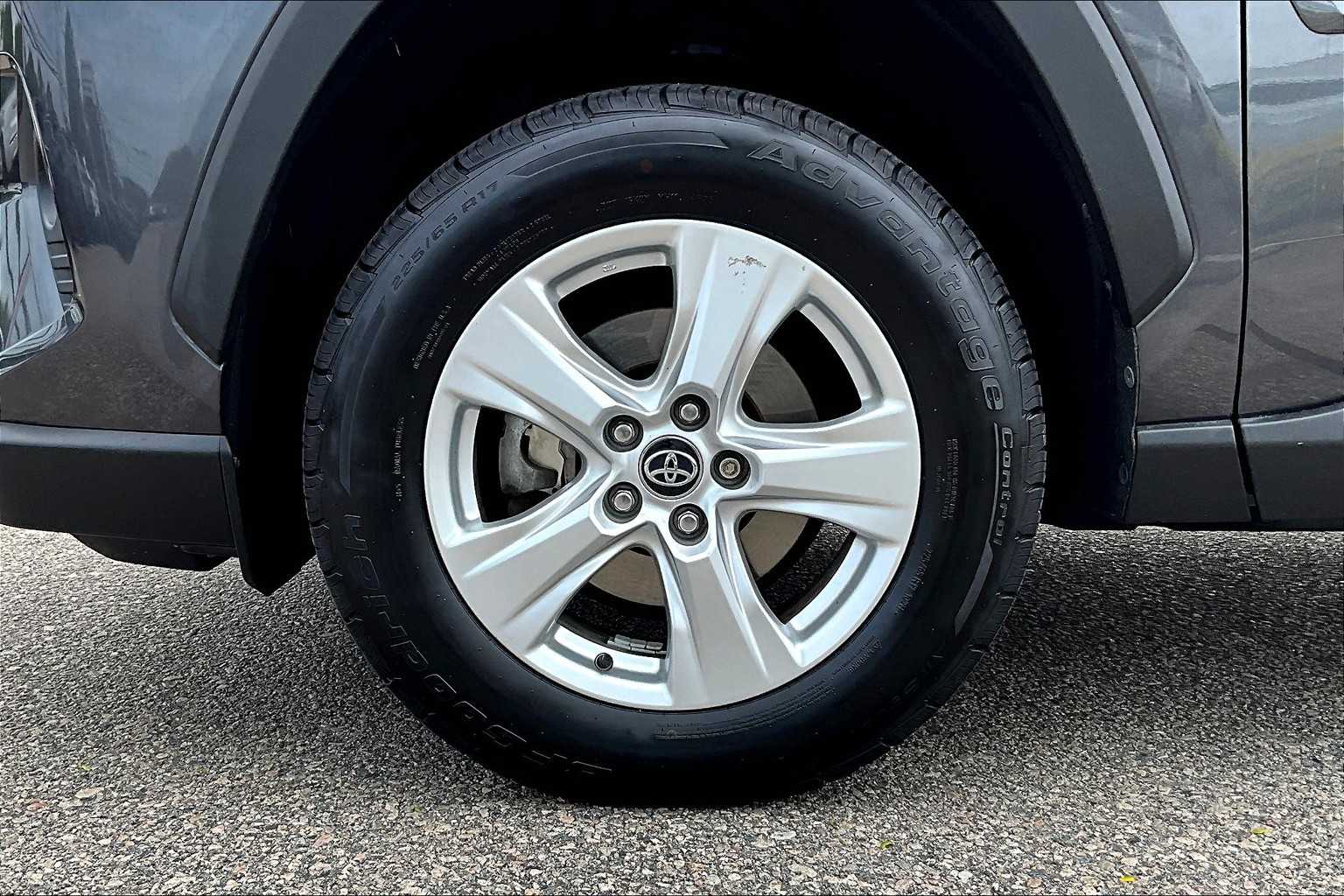 2021 Toyota RAV4 XLE - Photo 7