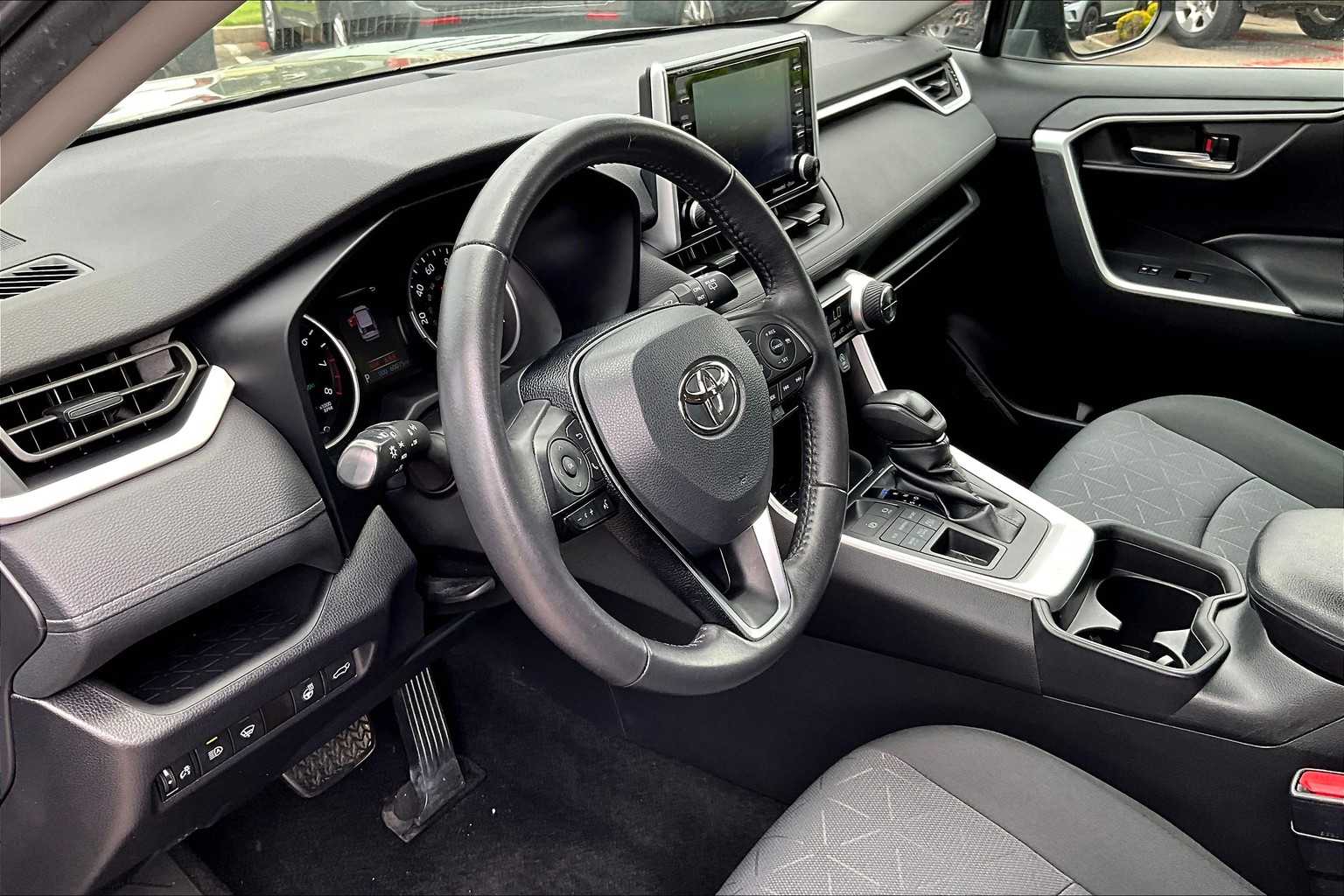 2021 Toyota RAV4 XLE - Photo 8