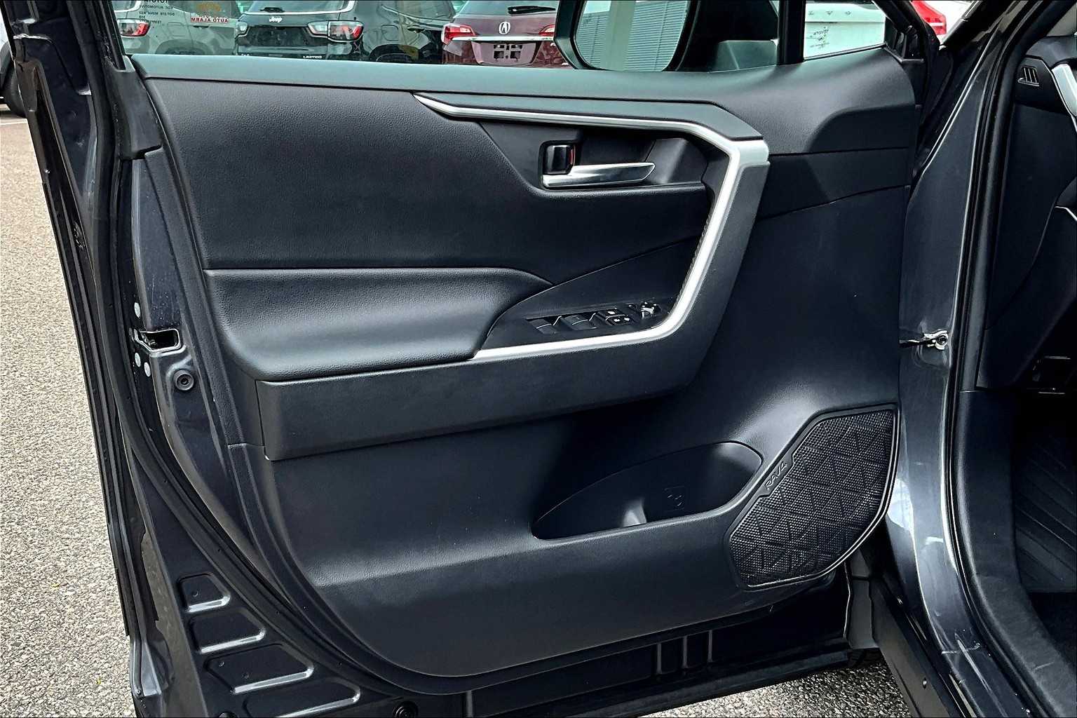 2021 Toyota RAV4 XLE - Photo 9