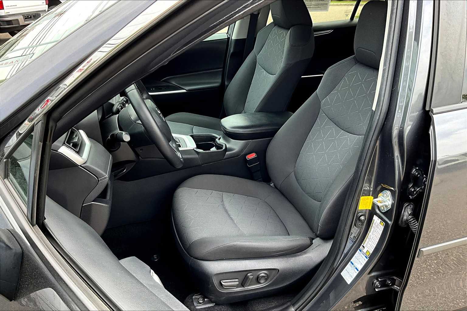 2021 Toyota RAV4 XLE - Photo 10