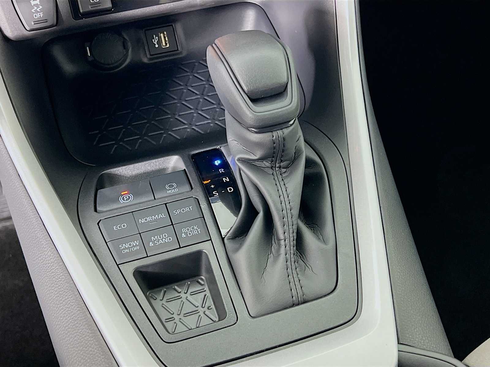 2025 Toyota RAV4 XLE - Photo 11