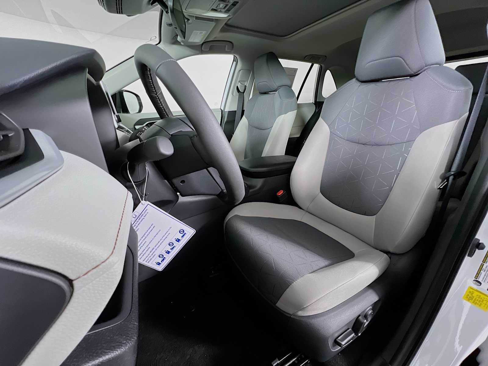 2025 Toyota RAV4 XLE - Photo 12