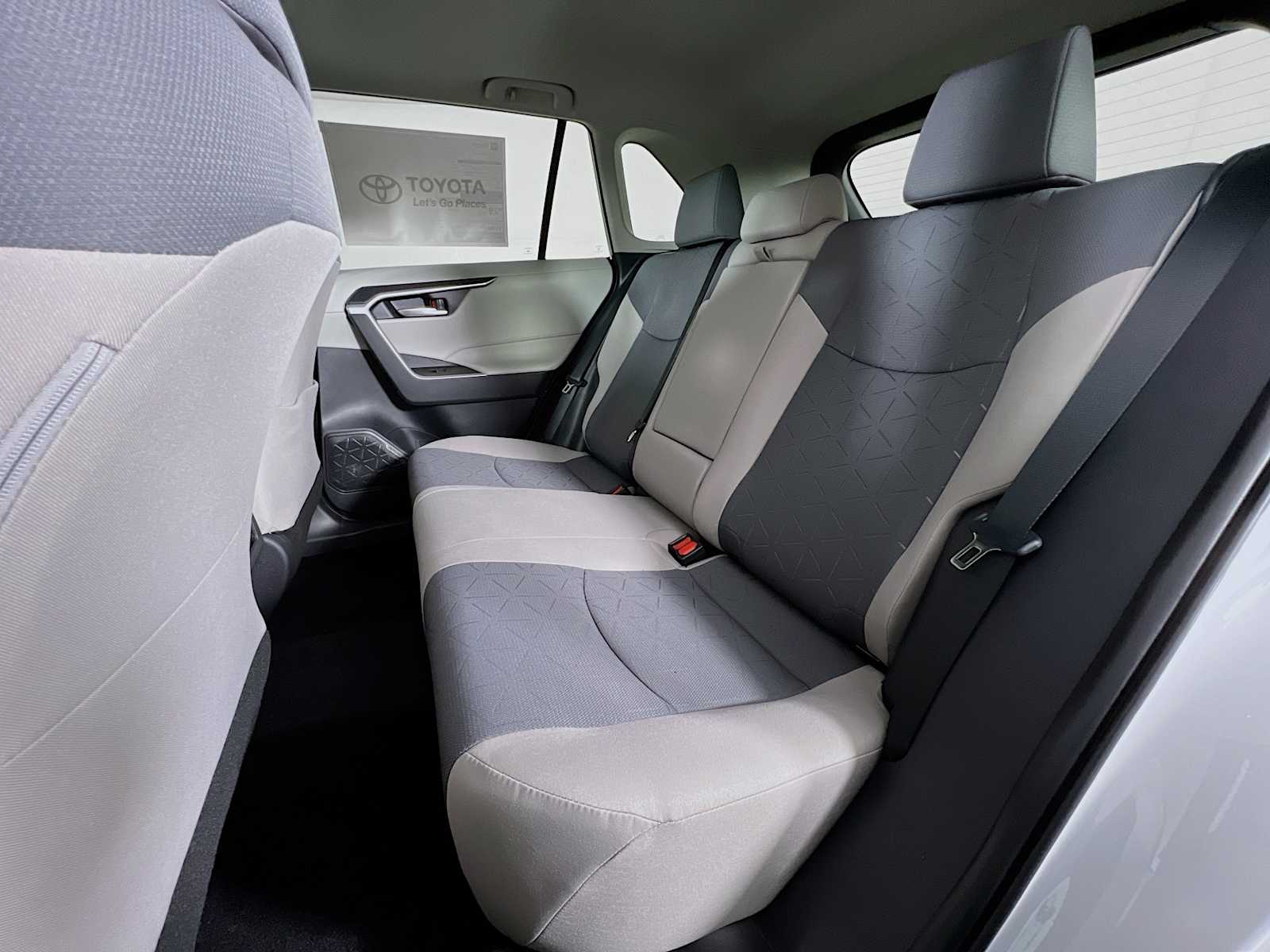 2025 Toyota RAV4 XLE - Photo 13