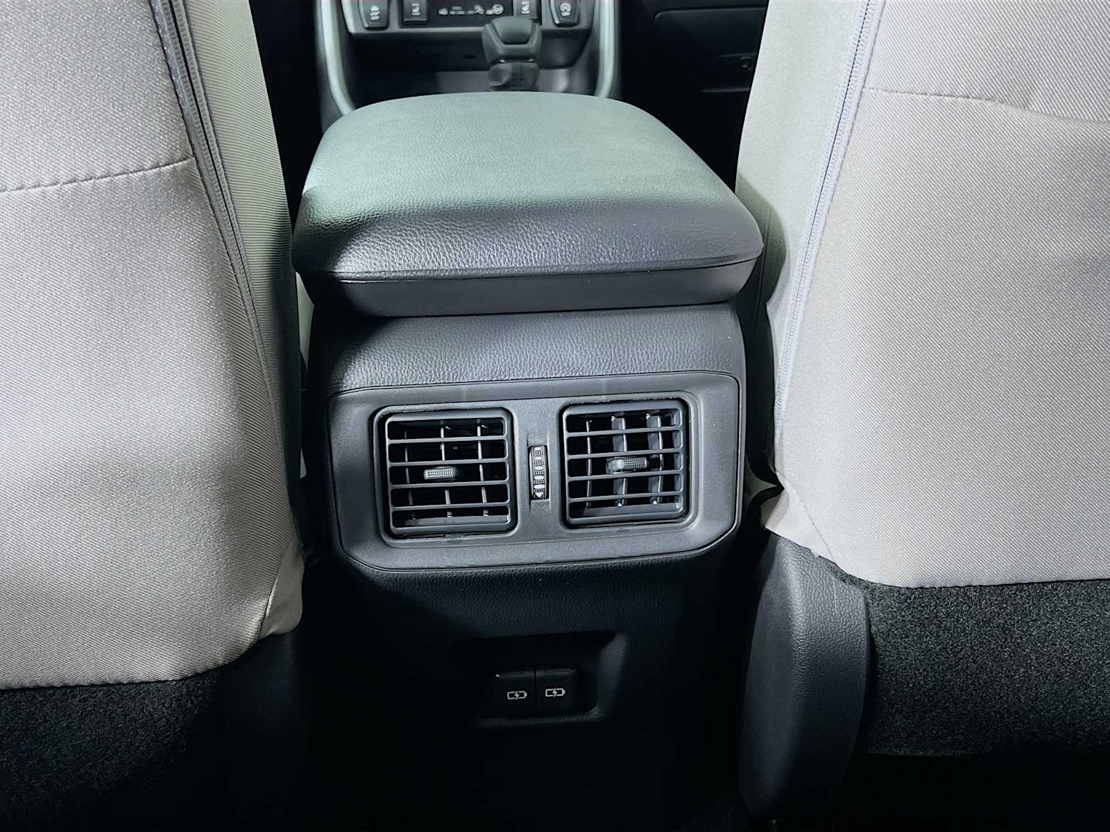 2025 Toyota RAV4 XLE - Photo 14