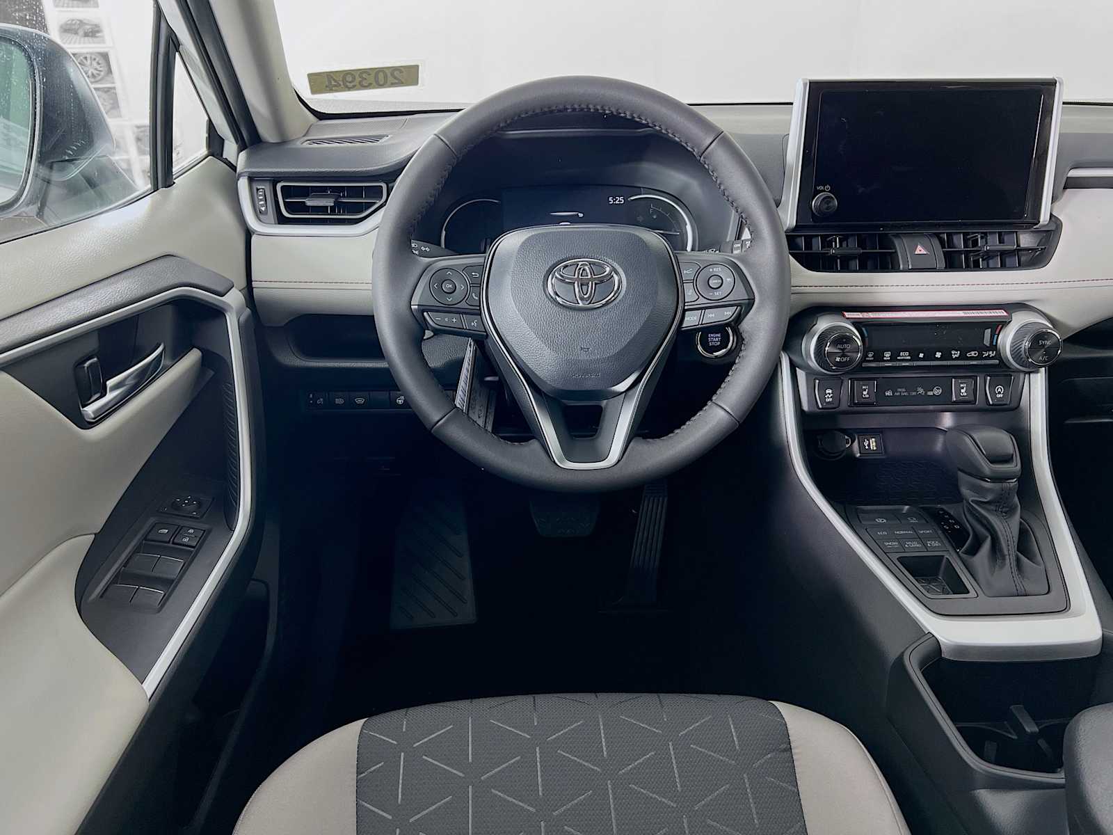 2025 Toyota RAV4 XLE - Photo 15