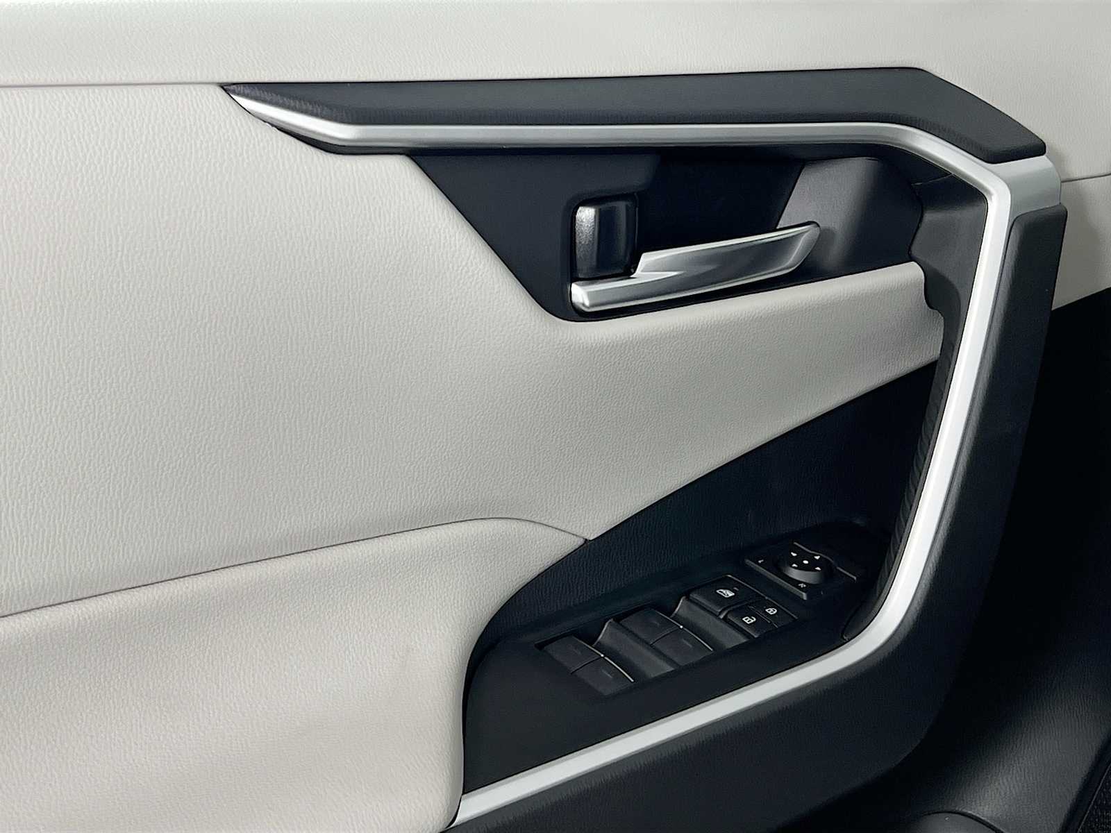 2025 Toyota RAV4 XLE - Photo 16