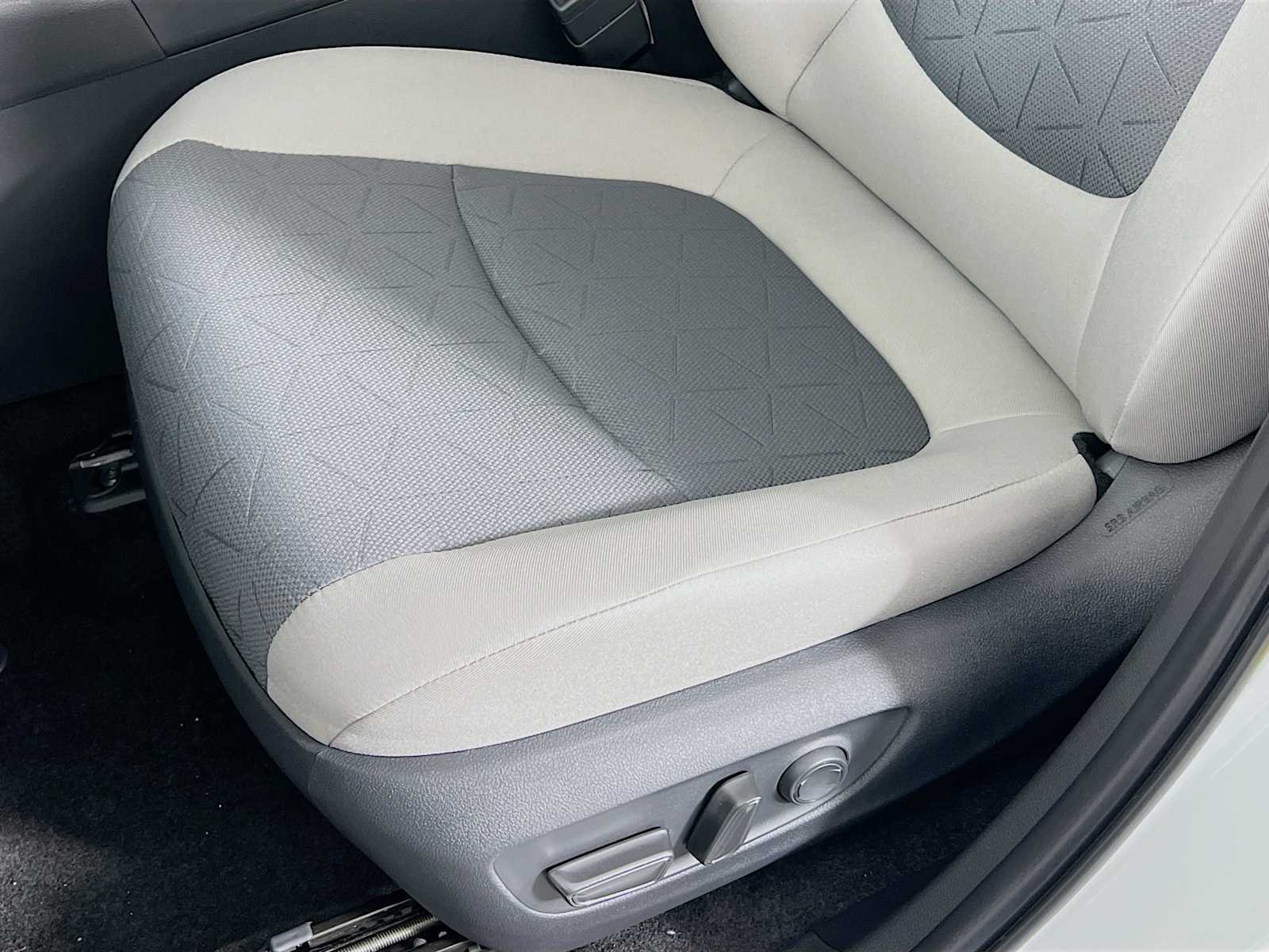 2025 Toyota RAV4 XLE - Photo 17