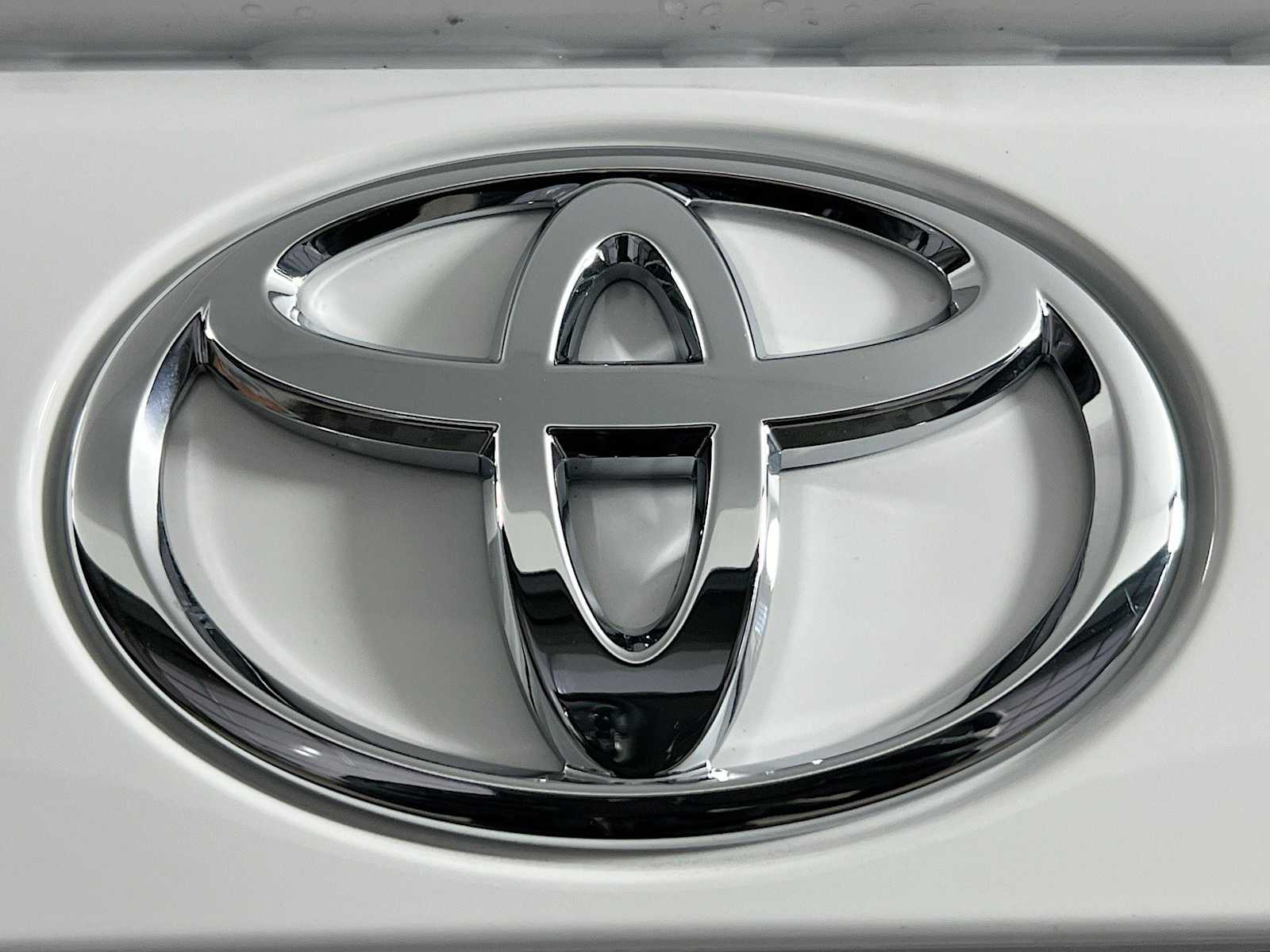 2025 Toyota RAV4 XLE - Photo 18