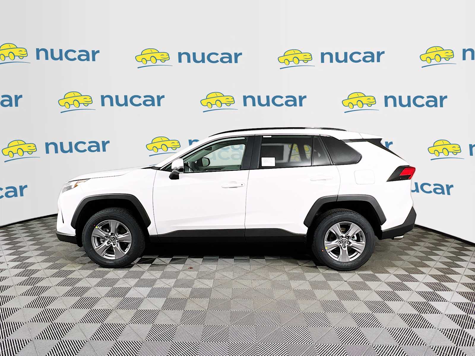 2025 Toyota RAV4 XLE - Photo 3