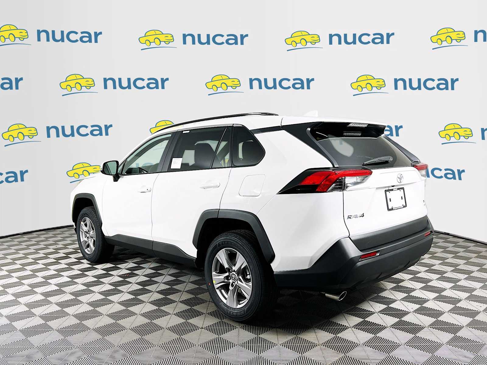 2025 Toyota RAV4 XLE - Photo 4