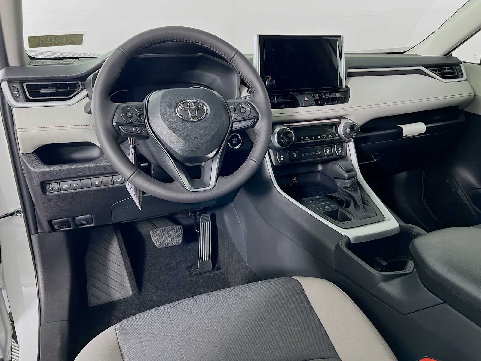 2025 Toyota RAV4 XLE - Photo 6