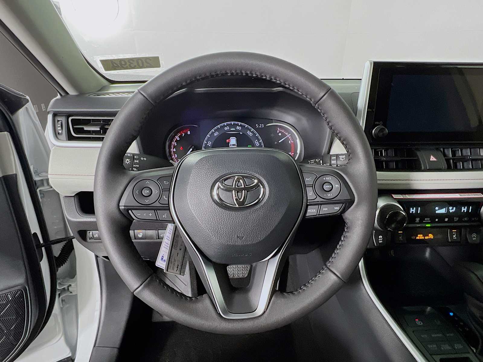 2025 Toyota RAV4 XLE - Photo 7