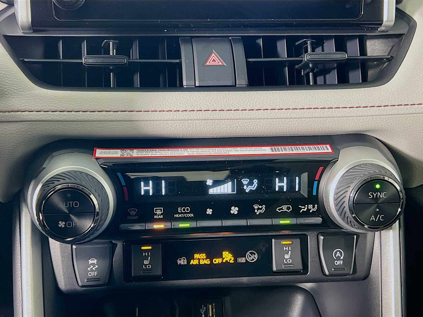 2025 Toyota RAV4 XLE - Photo 10