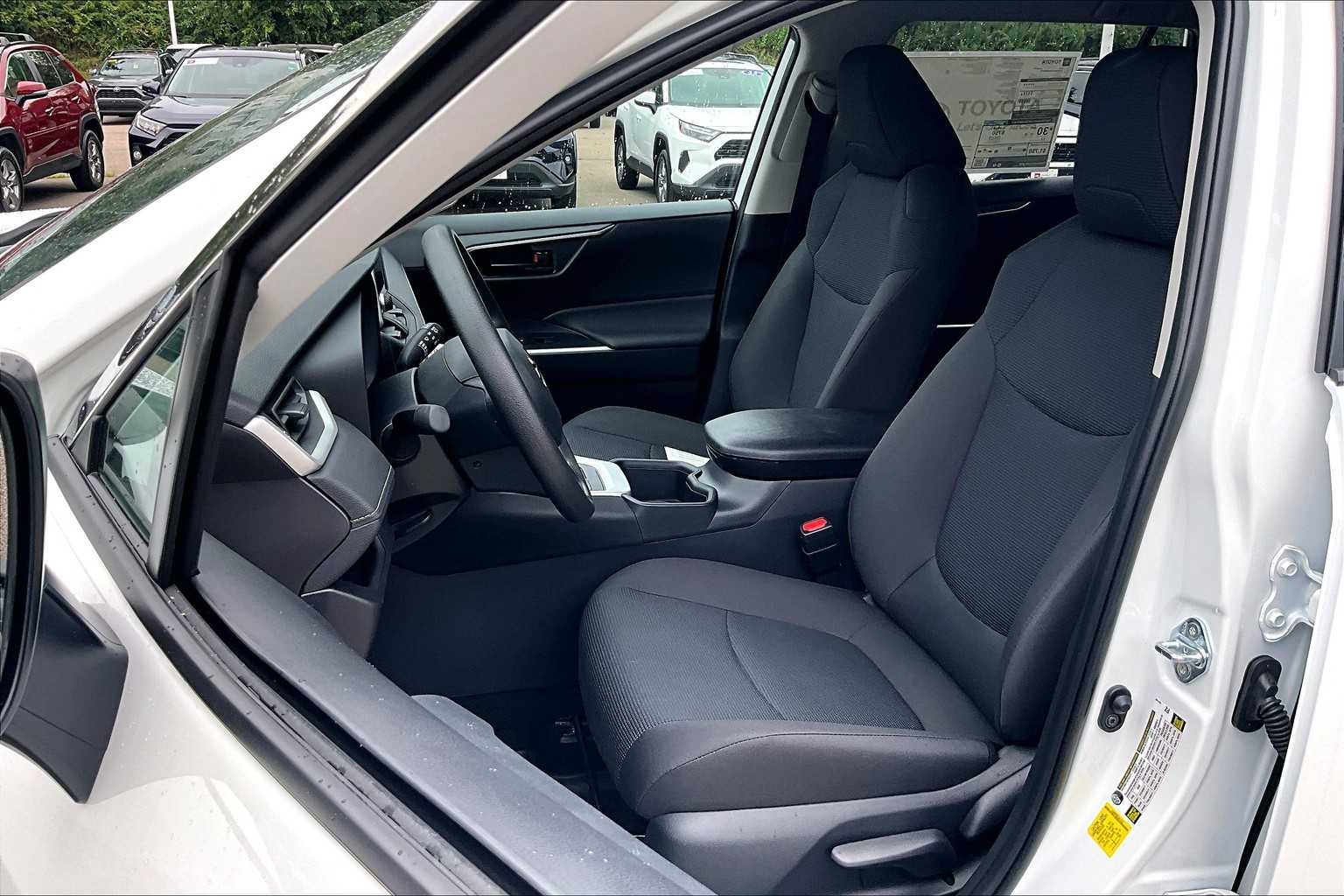 2025 Toyota RAV4 LE - Photo 11