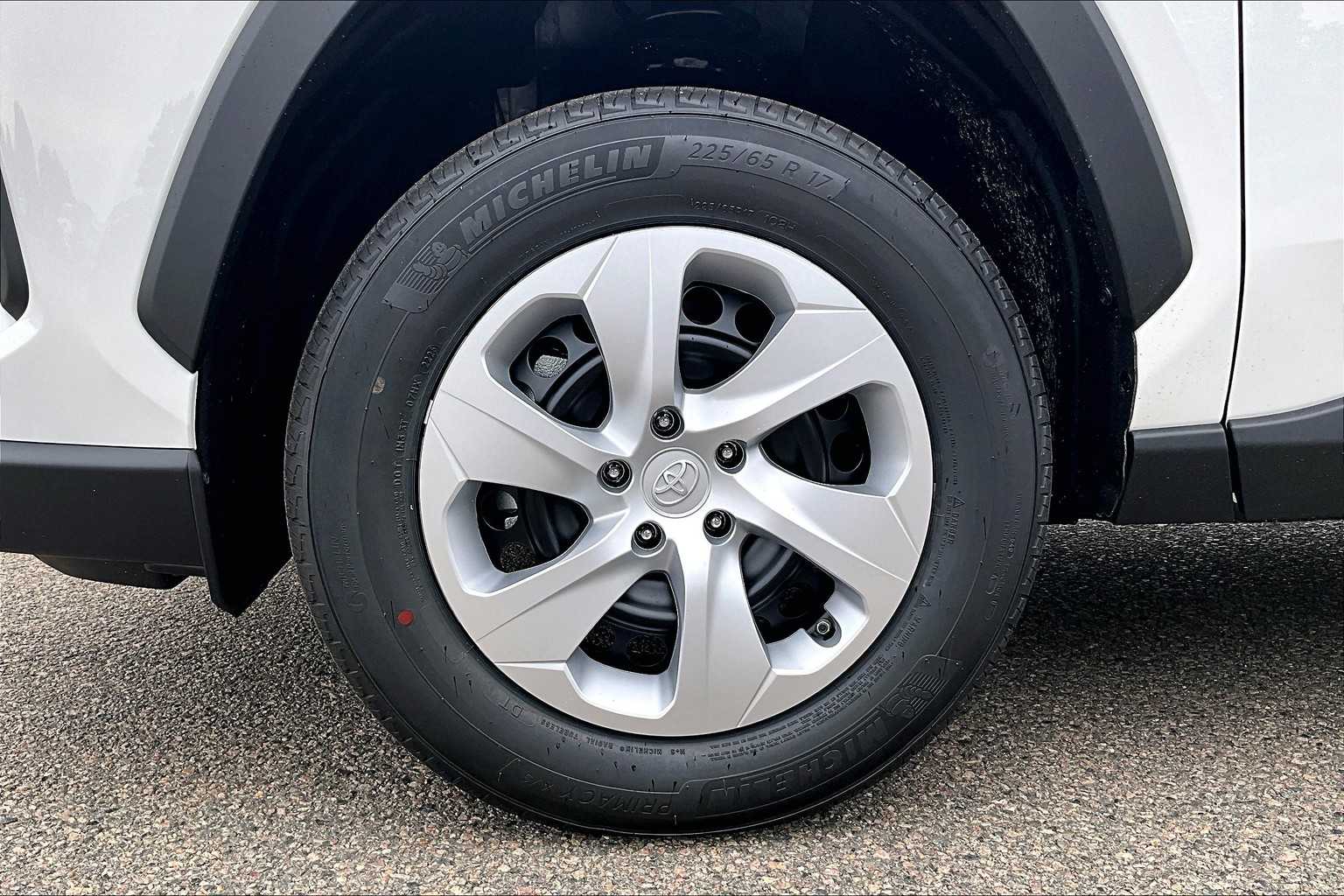 2025 Toyota RAV4 LE - Photo 8