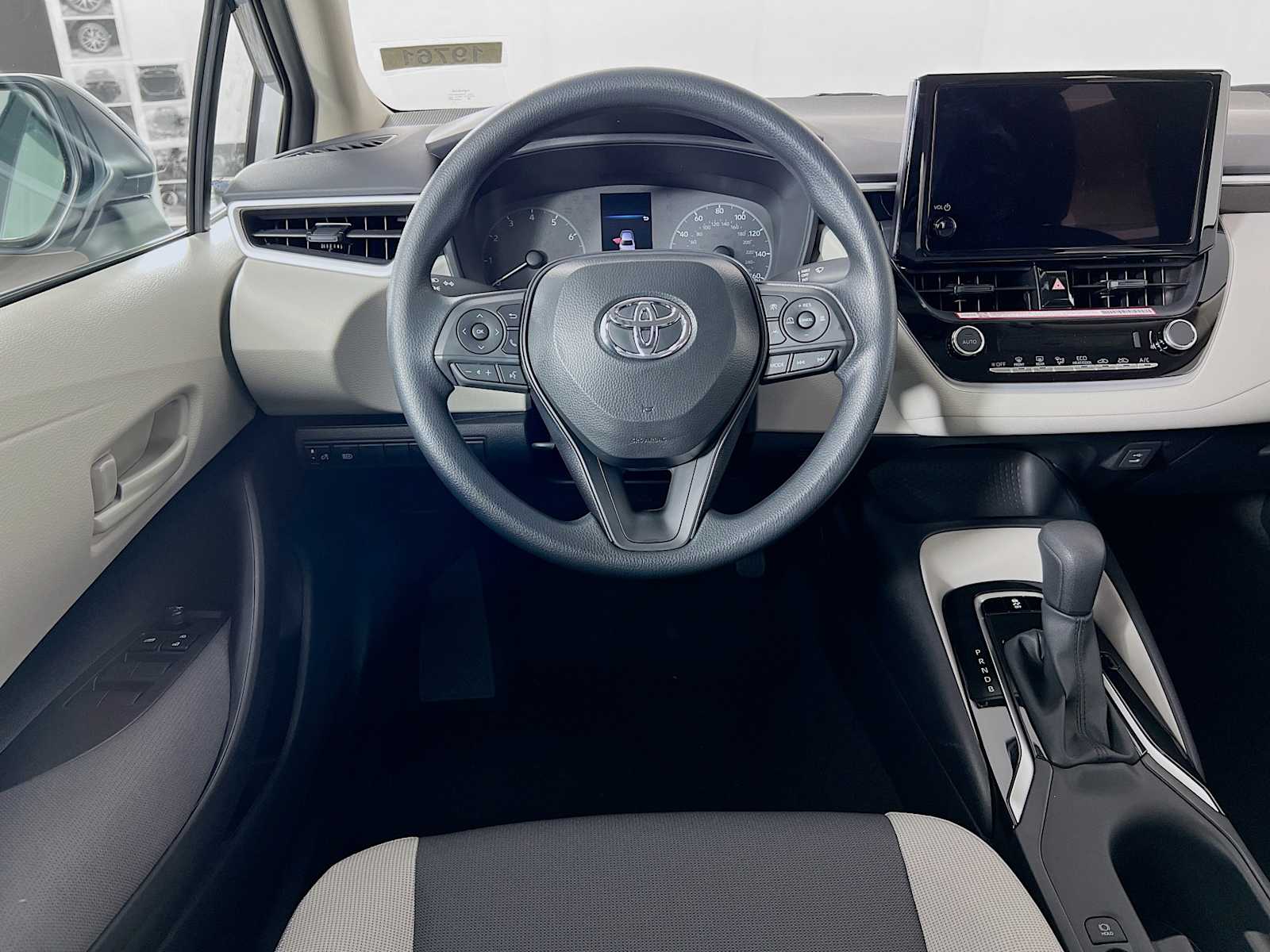 2025 Toyota Corolla LE - Photo 14
