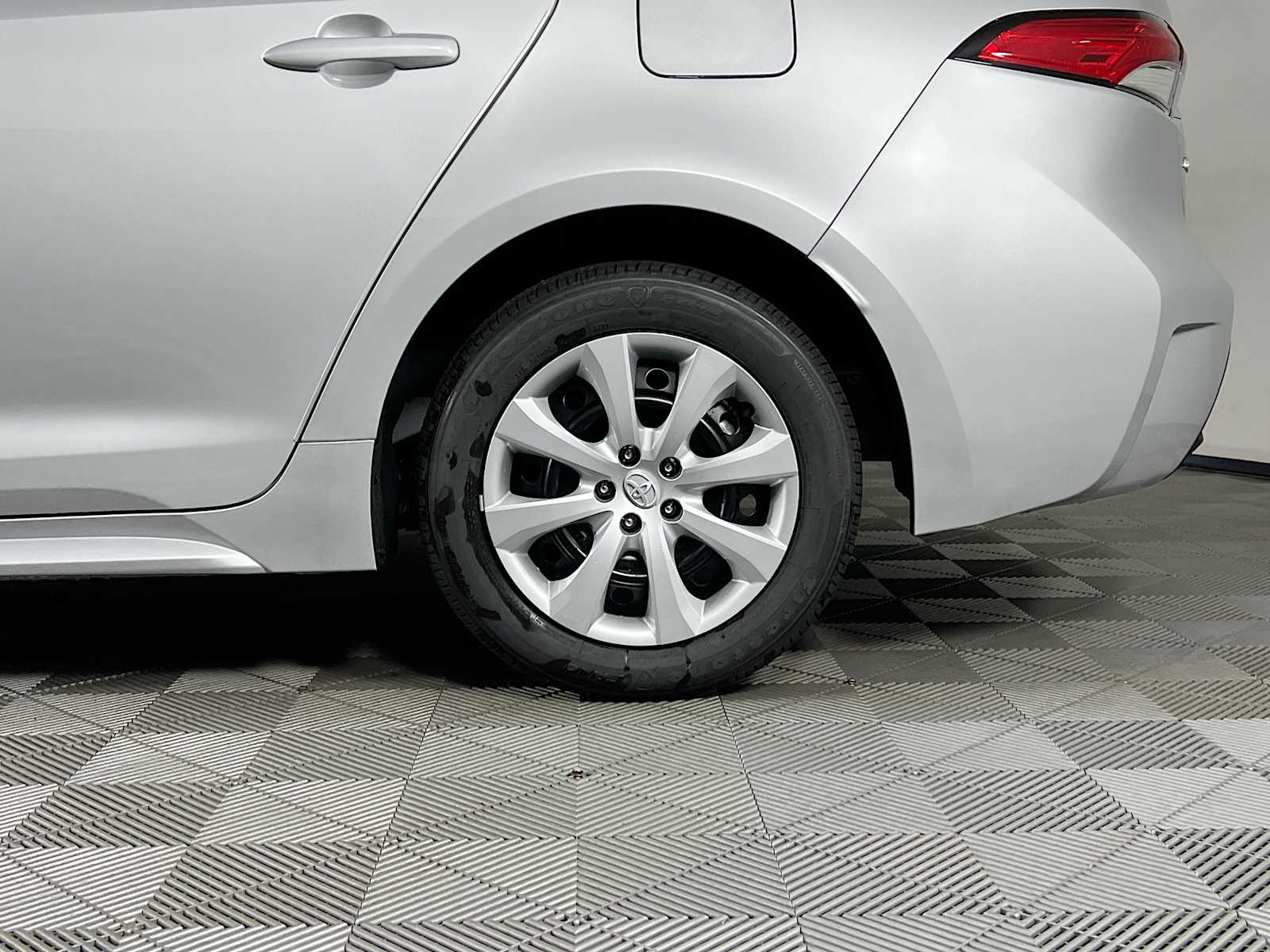 2025 Toyota Corolla LE - Photo 18
