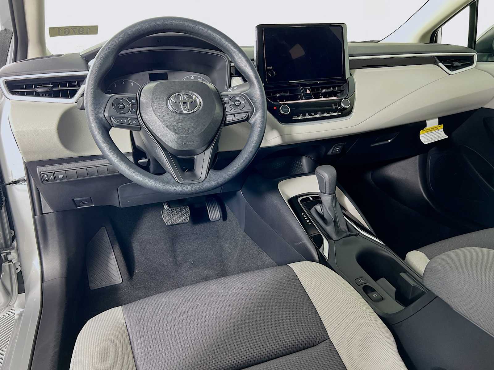 2025 Toyota Corolla LE - Photo 6