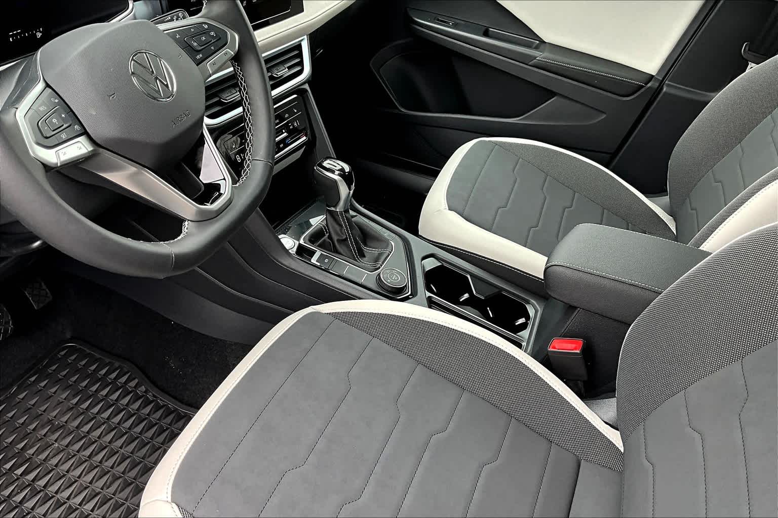 2025 Volkswagen Taos SE - Photo 14