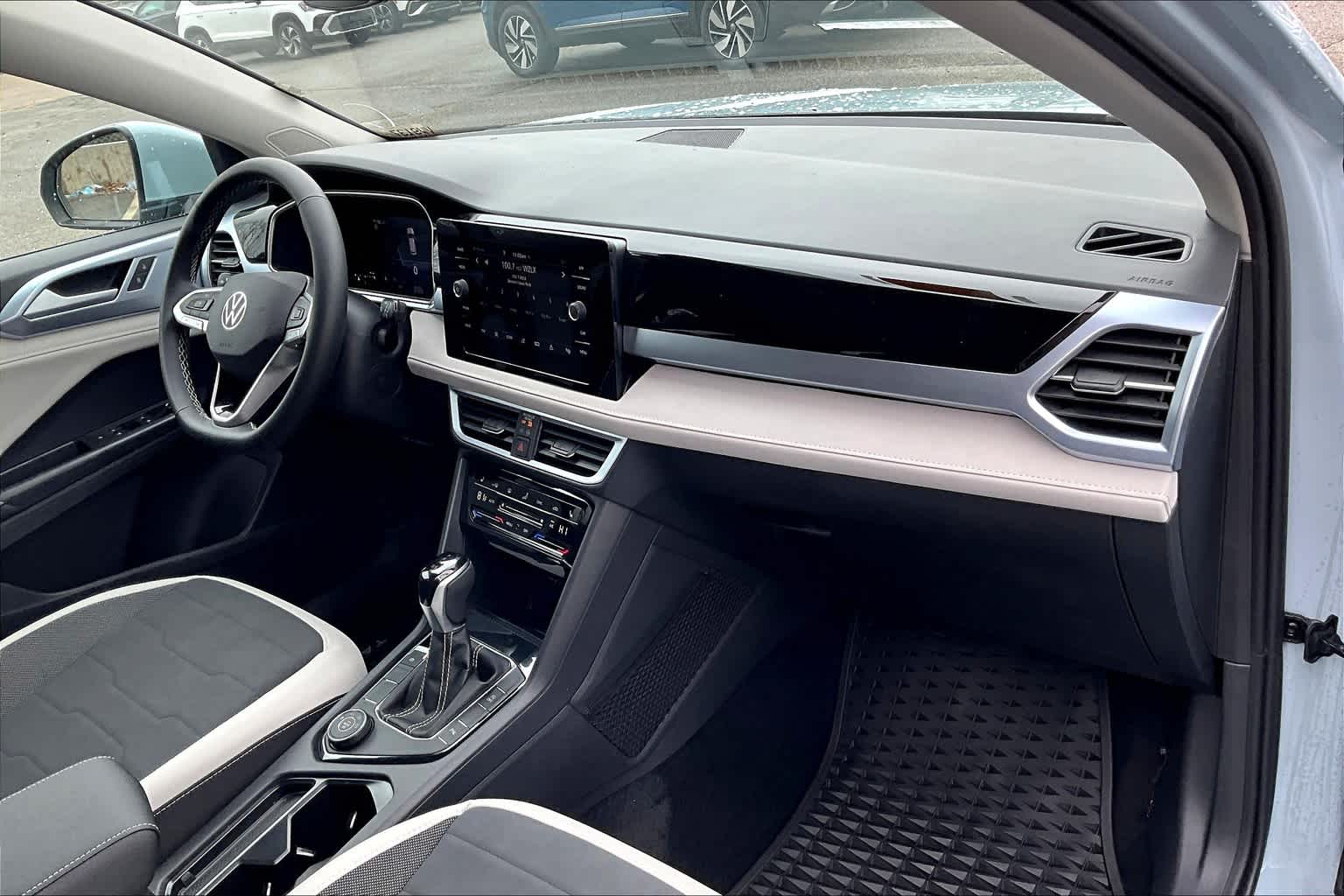 2025 Volkswagen Taos SE - Photo 10