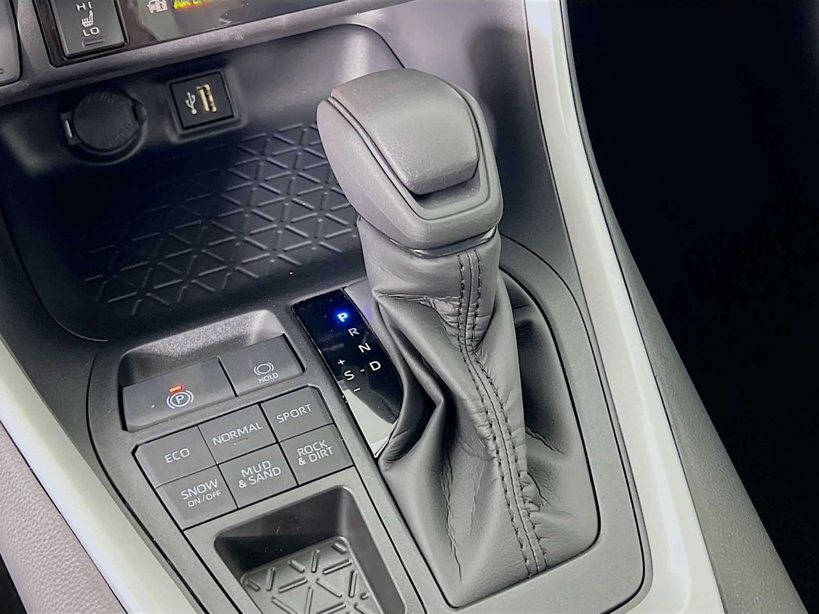 2025 Toyota RAV4 XLE - Photo 11