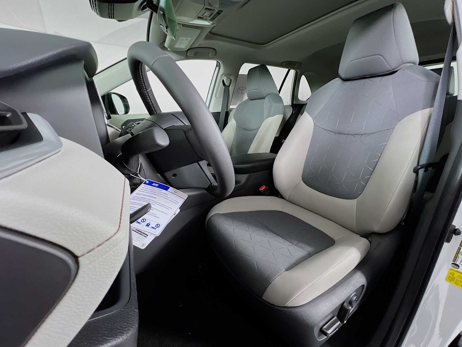 2025 Toyota RAV4 XLE - Photo 12