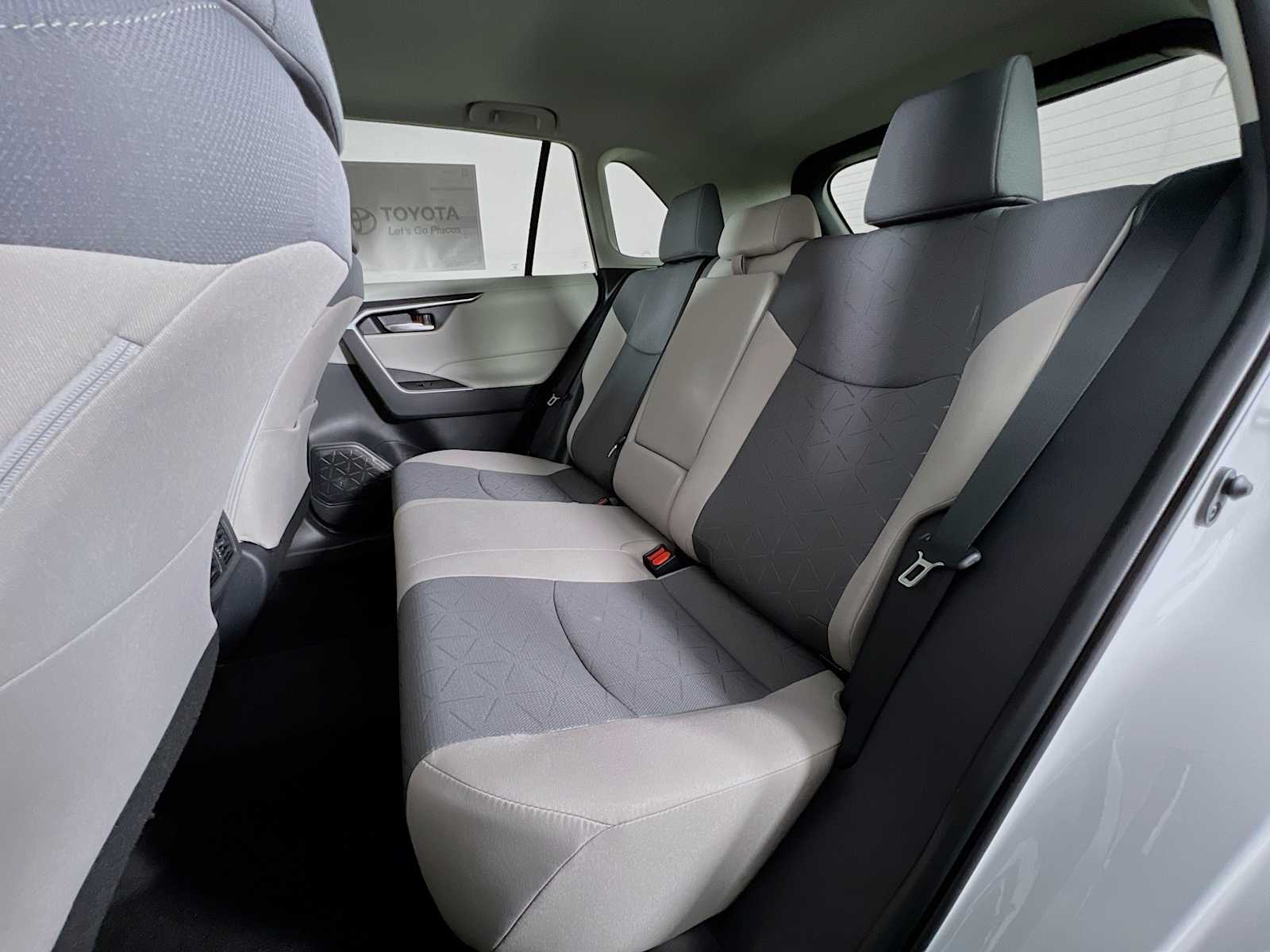 2025 Toyota RAV4 XLE - Photo 13