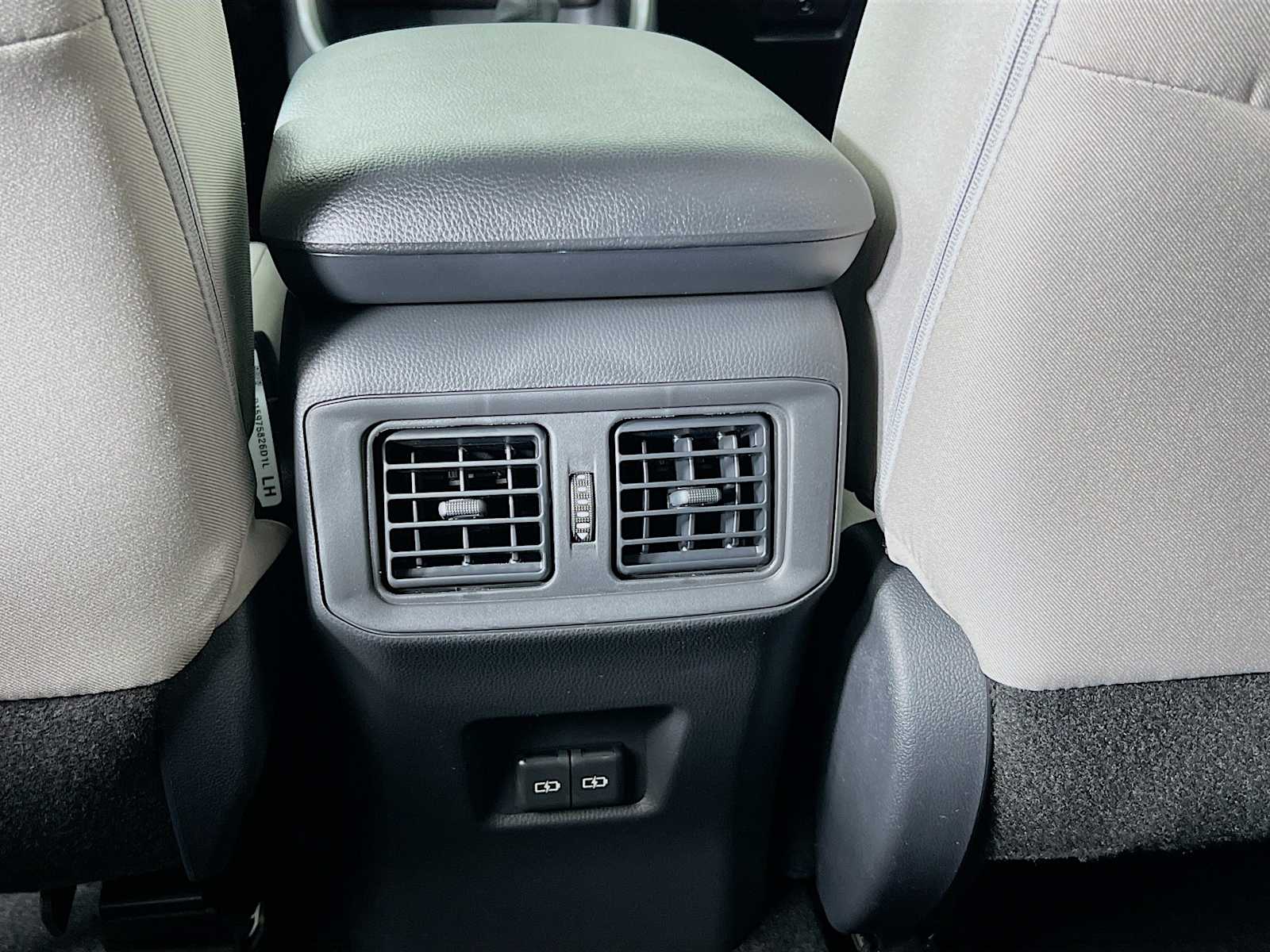 2025 Toyota RAV4 XLE - Photo 14