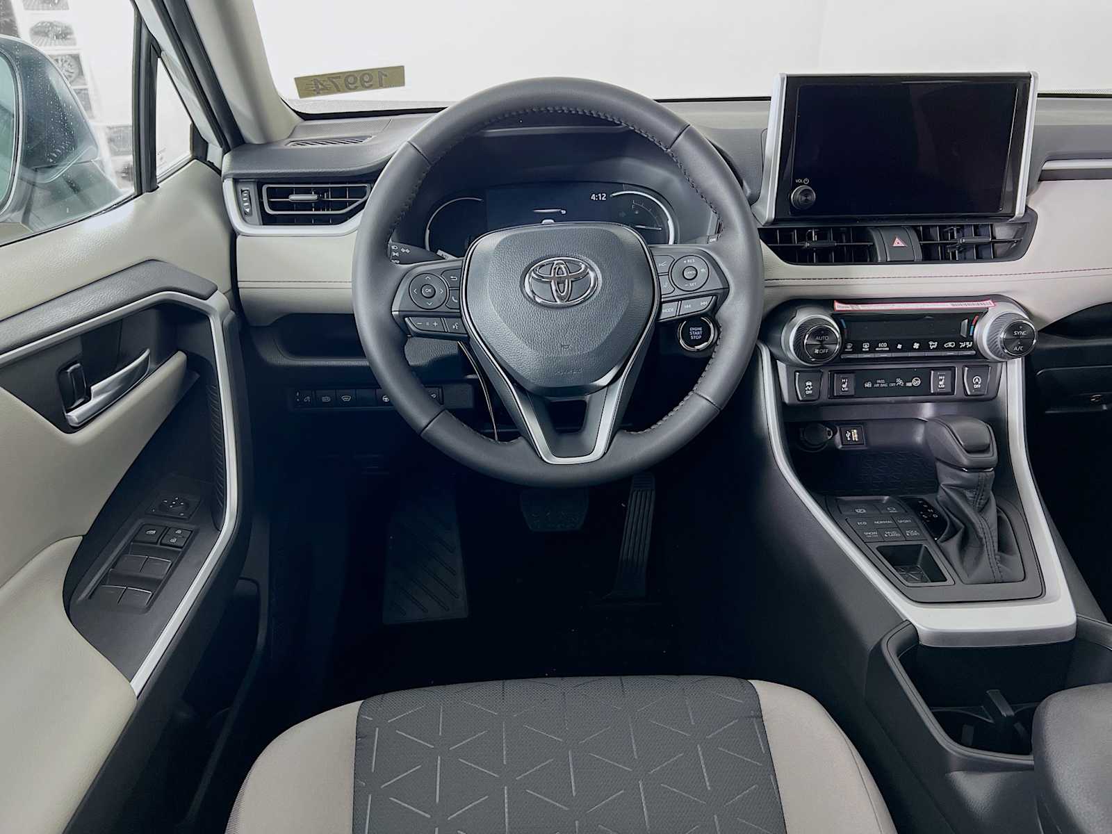 2025 Toyota RAV4 XLE - Photo 15