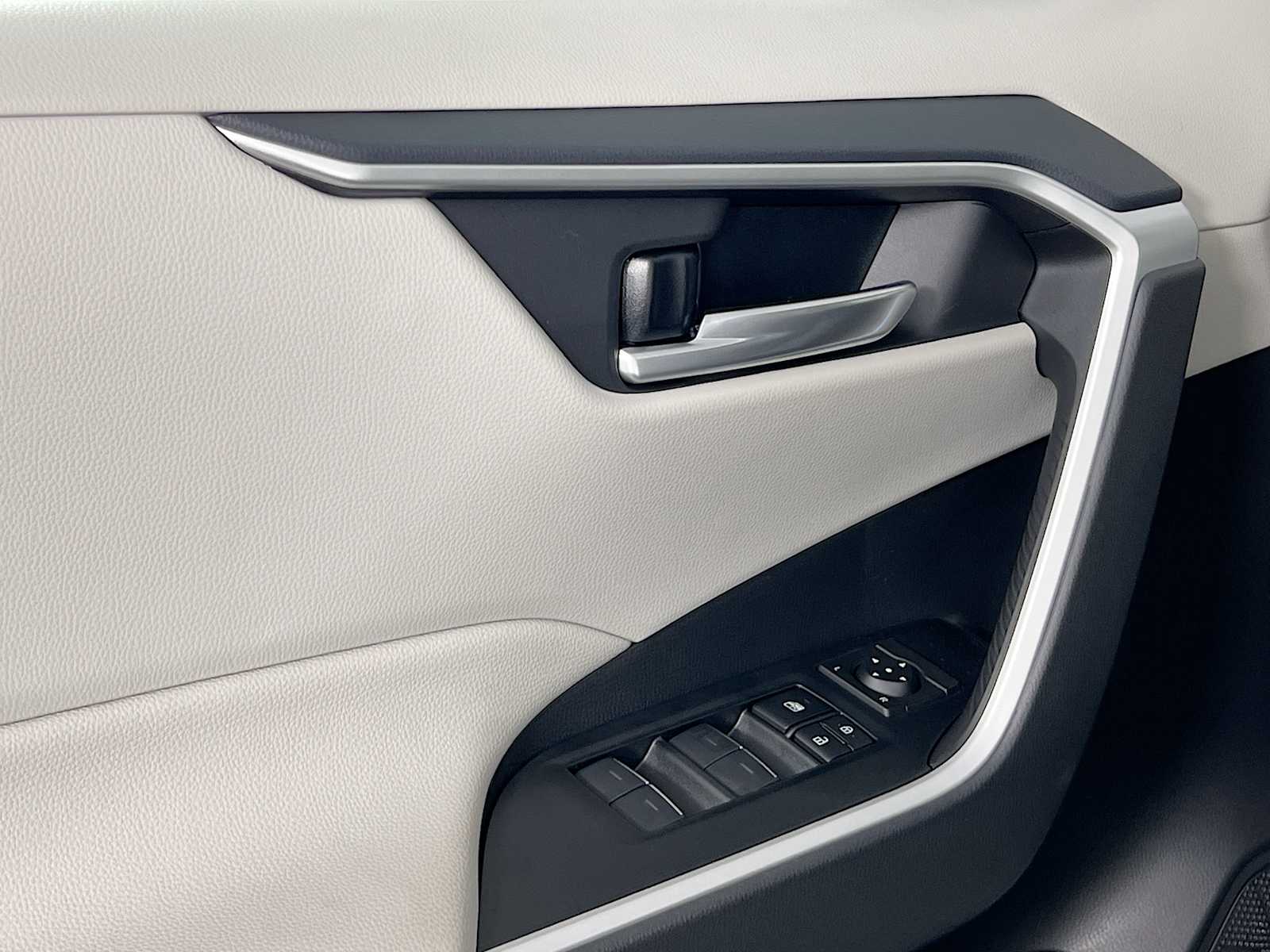 2025 Toyota RAV4 XLE - Photo 16