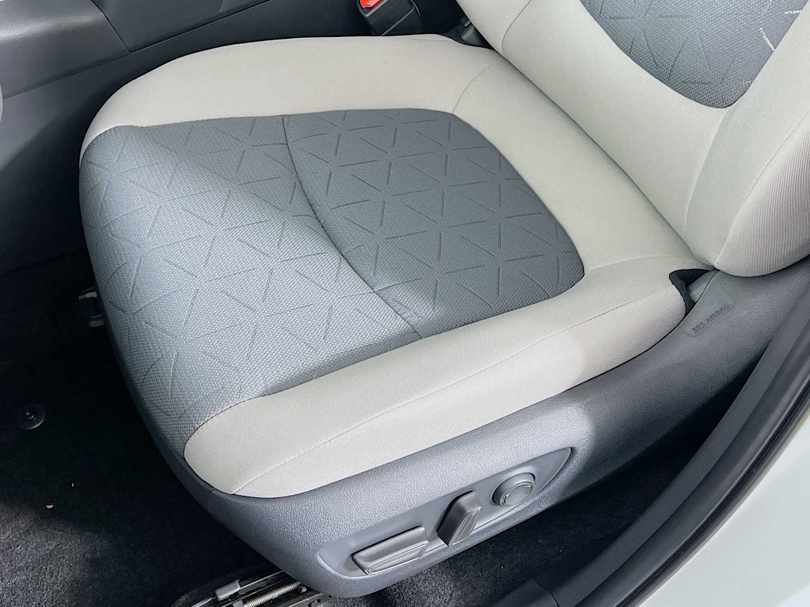 2025 Toyota RAV4 XLE - Photo 17