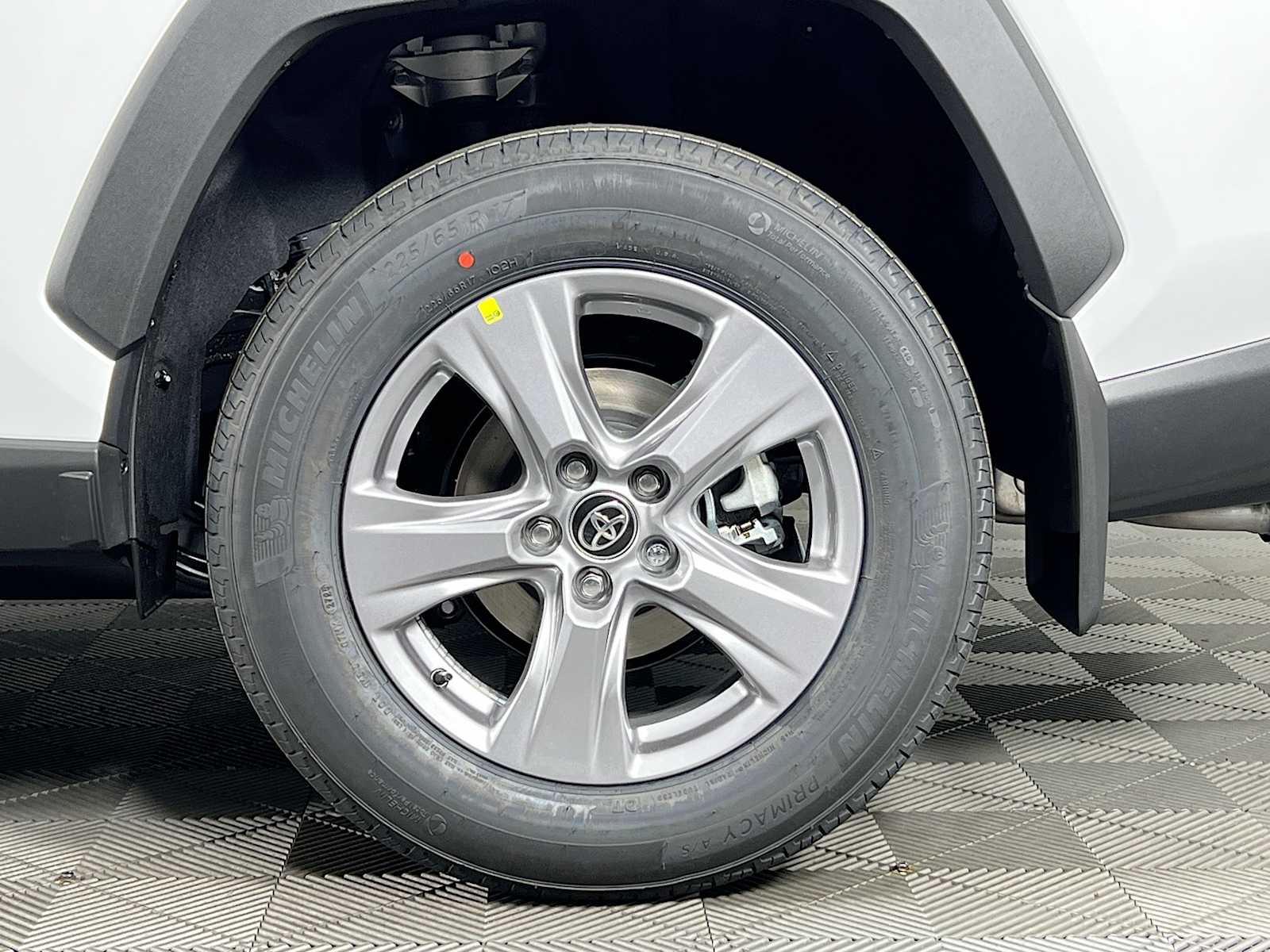 2025 Toyota RAV4 XLE - Photo 19
