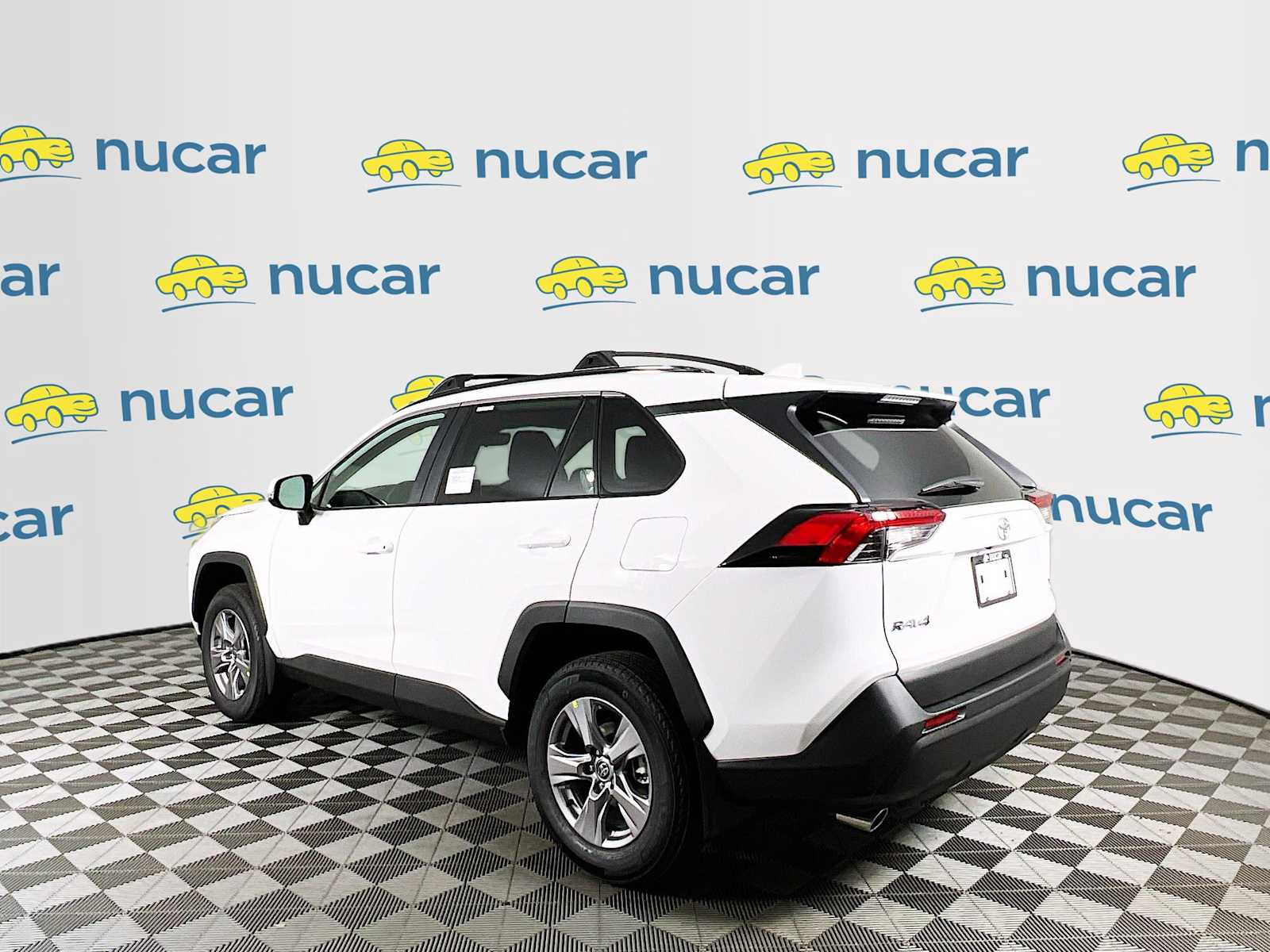 2025 Toyota RAV4 XLE - Photo 4