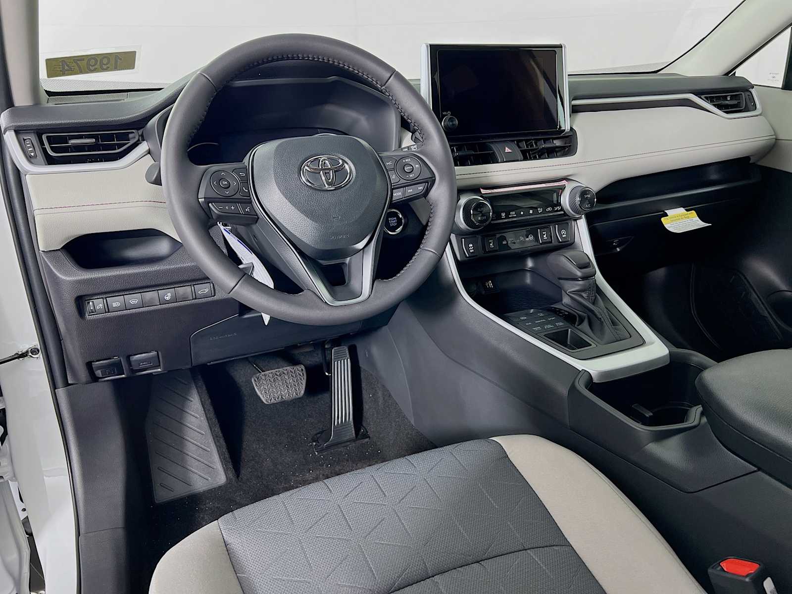 2025 Toyota RAV4 XLE - Photo 6