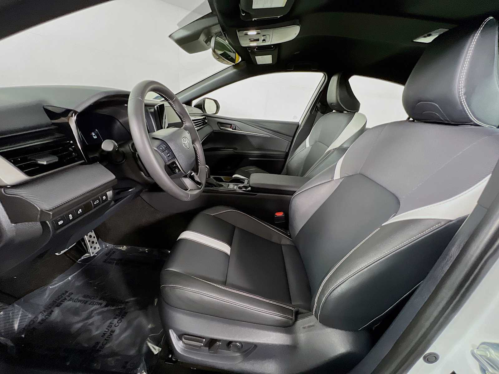 2025 Toyota Camry SE - Photo 21