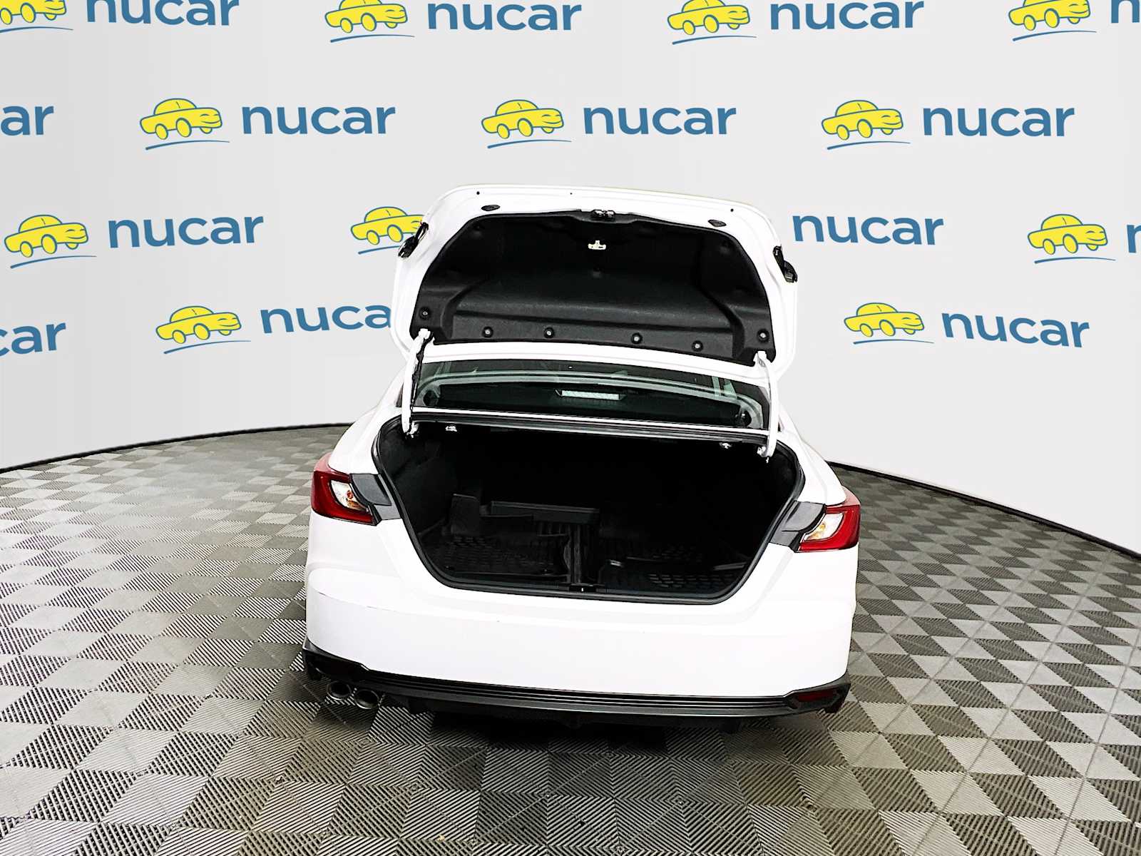 2025 Toyota Camry SE - Photo 25