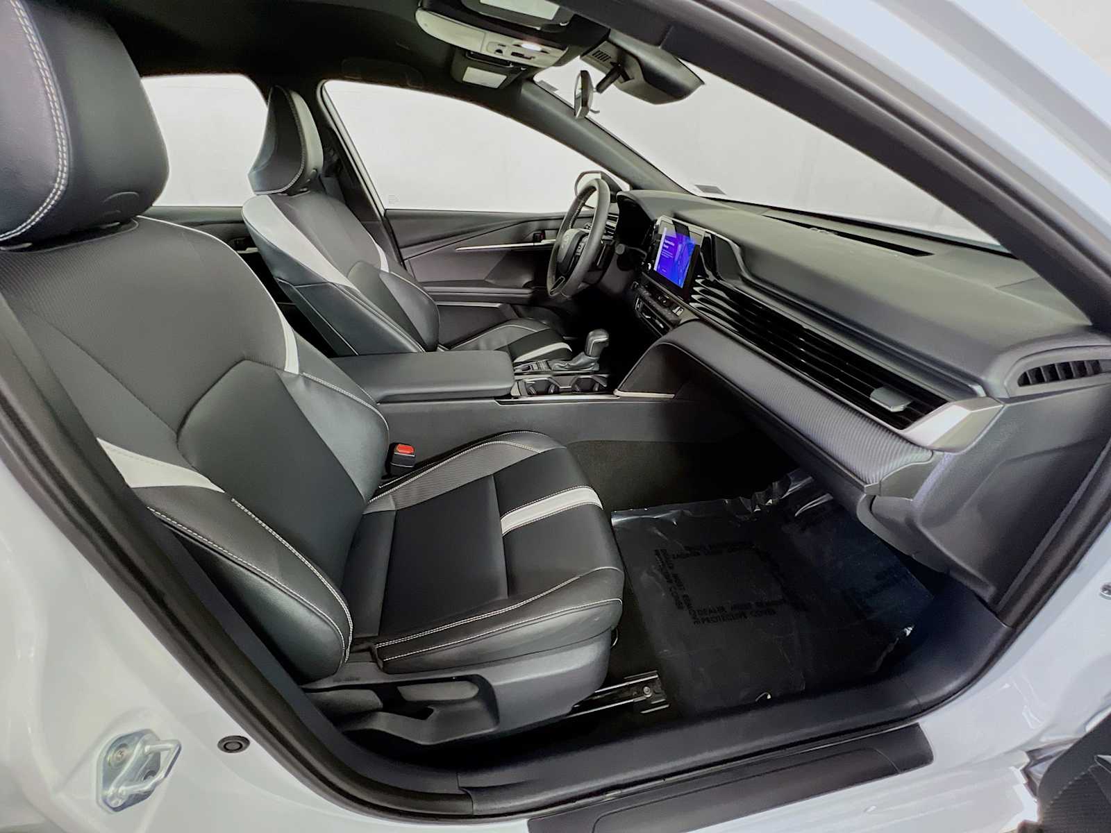 2025 Toyota Camry SE - Photo 27