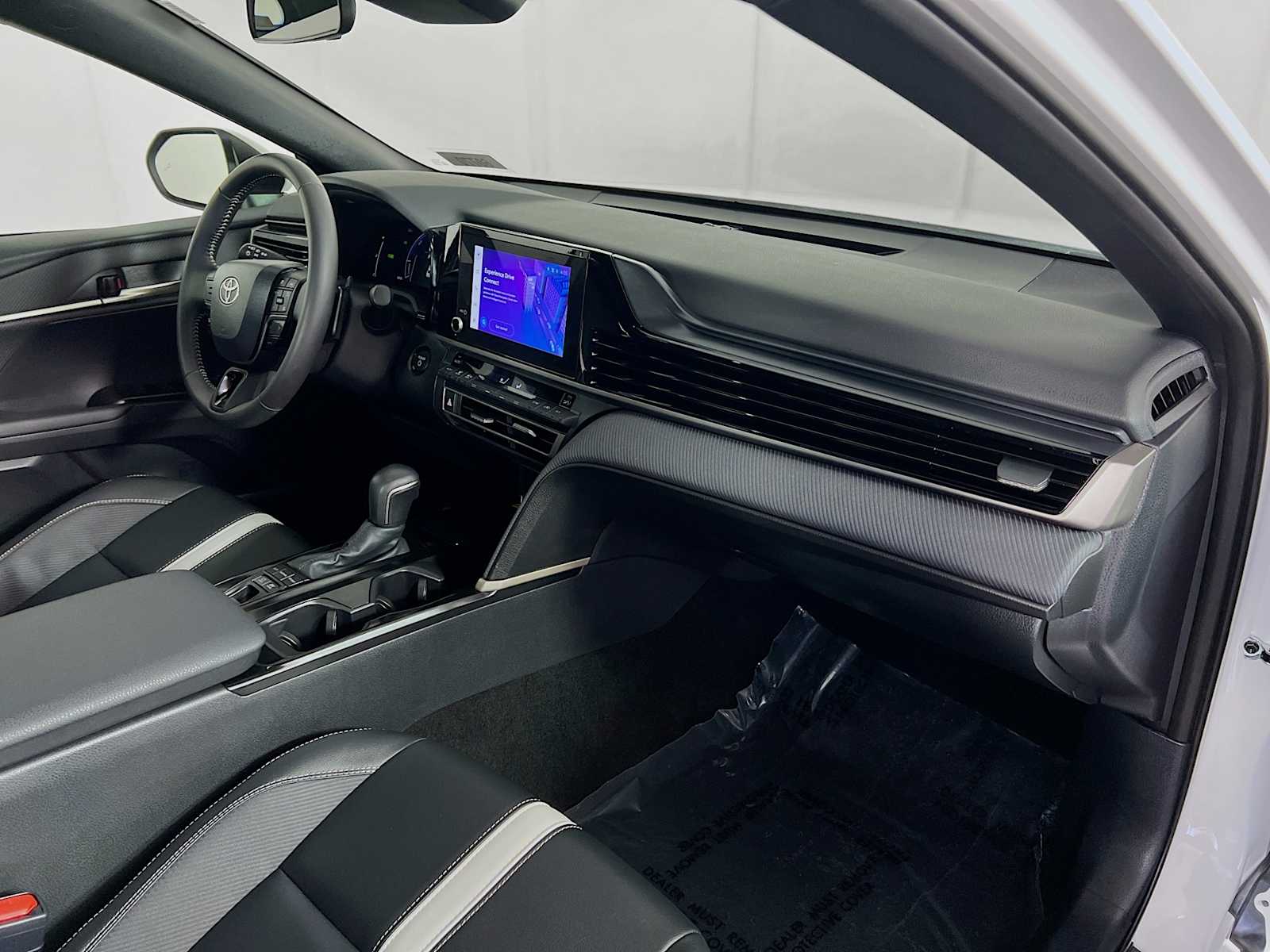 2025 Toyota Camry SE - Photo 28