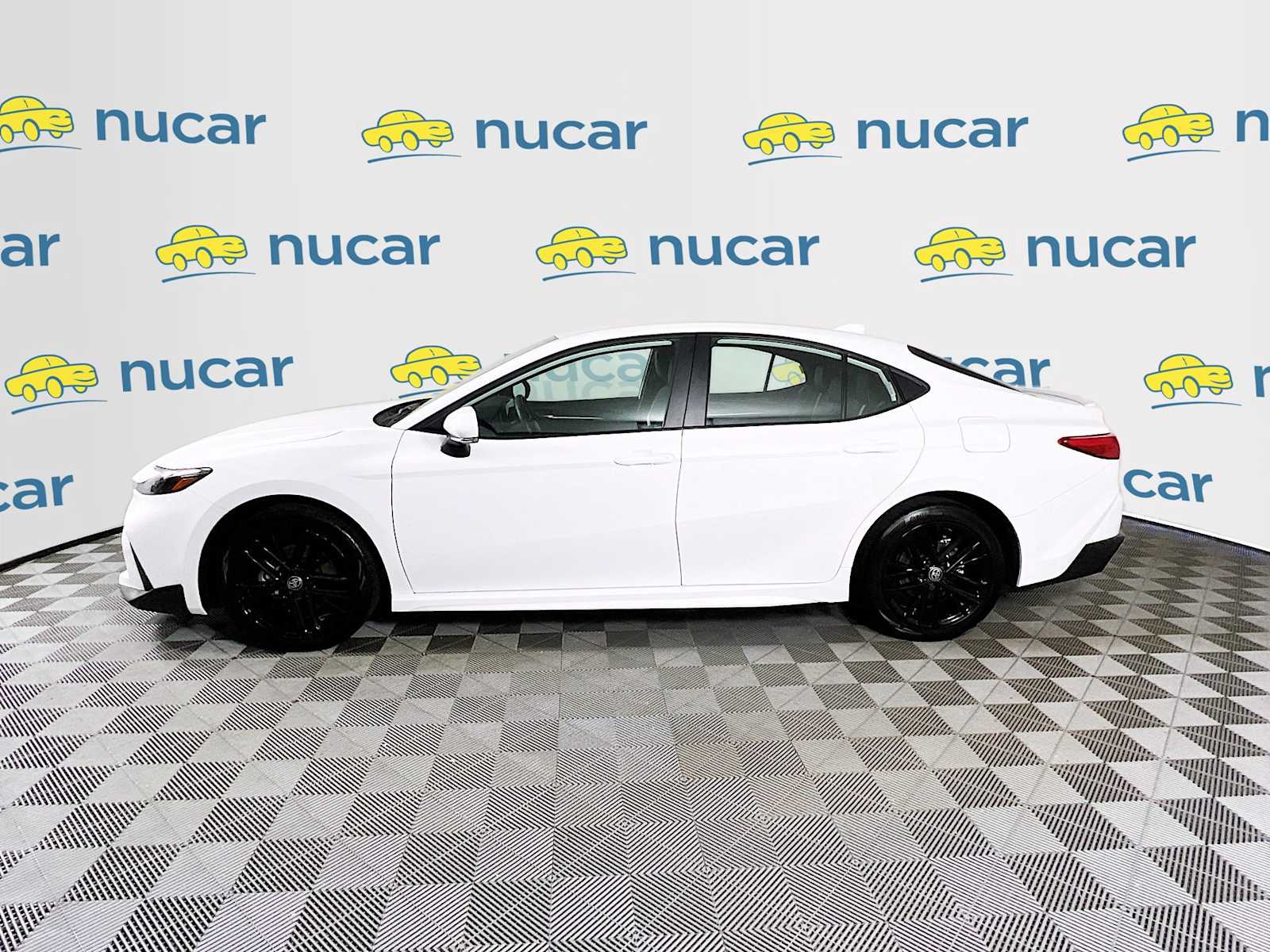 2025 Toyota Camry SE - Photo 4