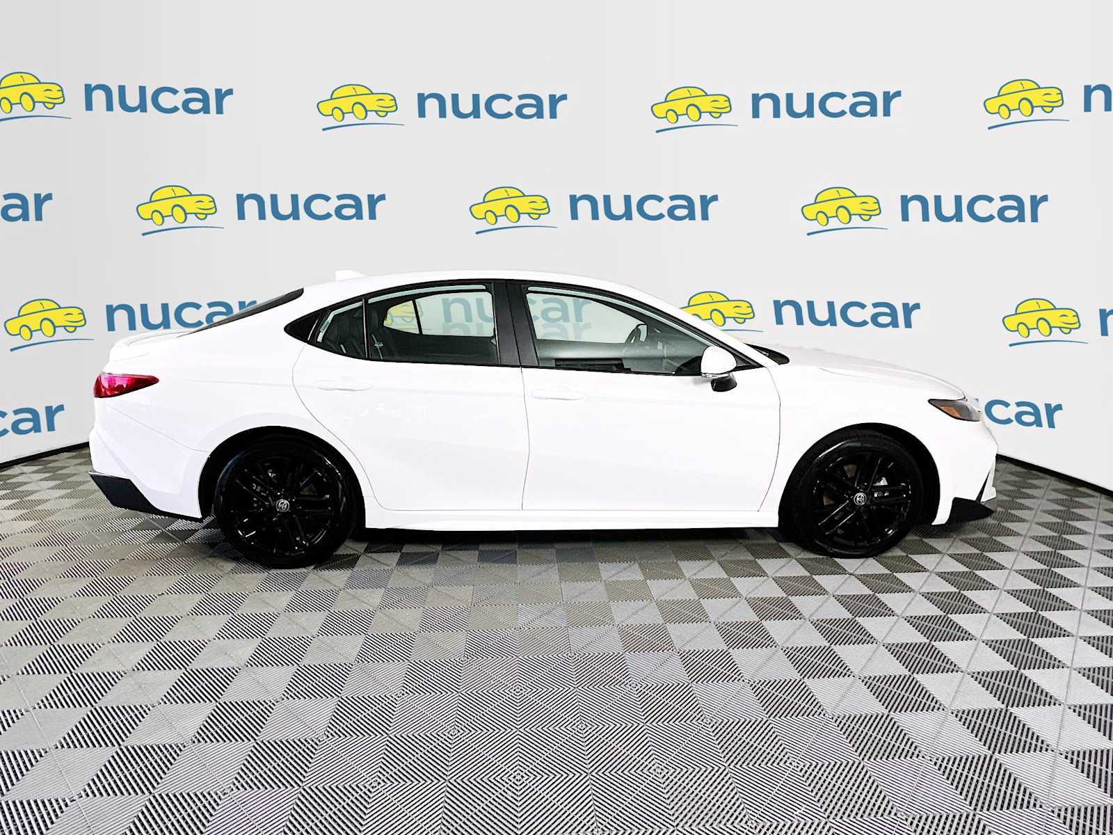 2025 Toyota Camry SE - Photo 8