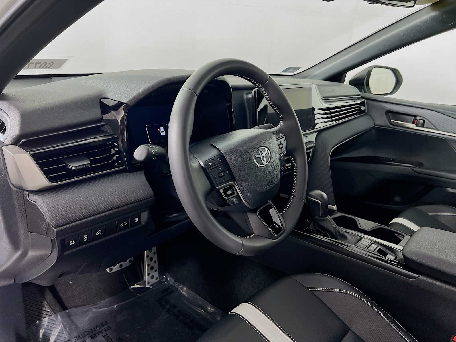 2025 Toyota Camry SE - Photo 9