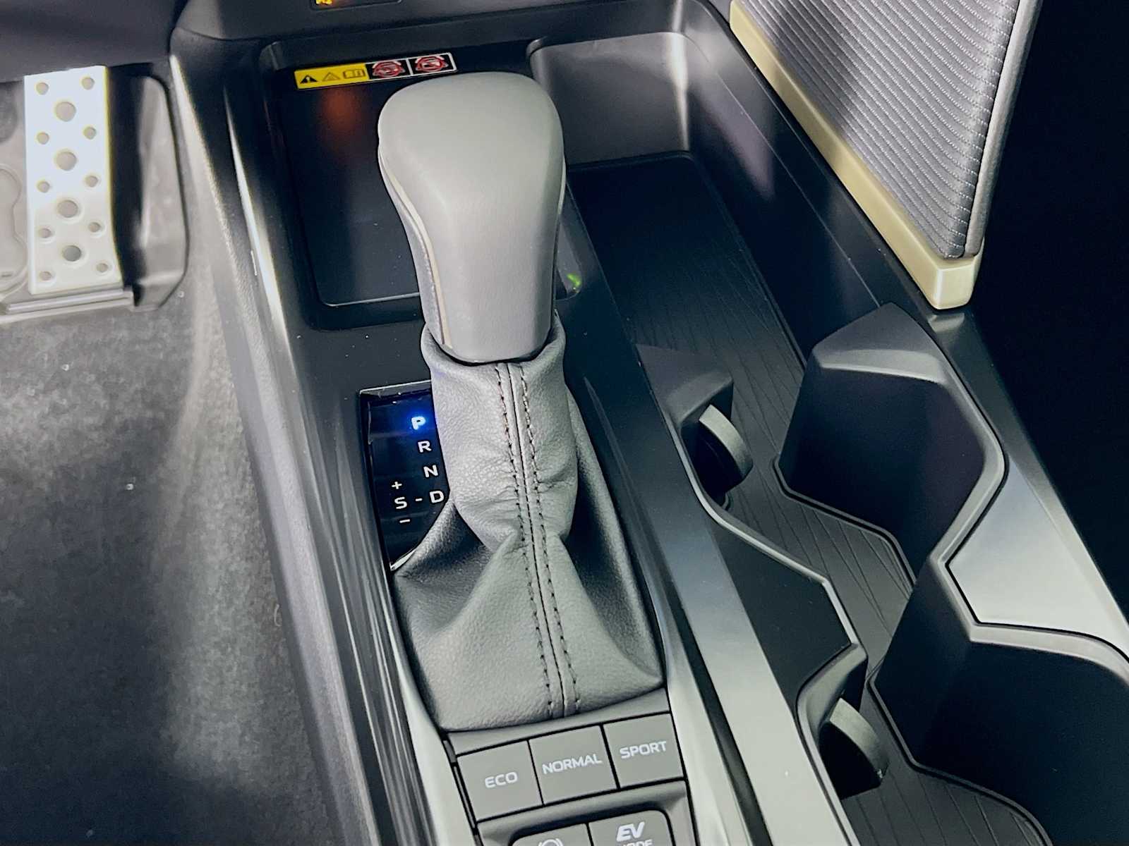 2025 Toyota Camry SE - Photo 11