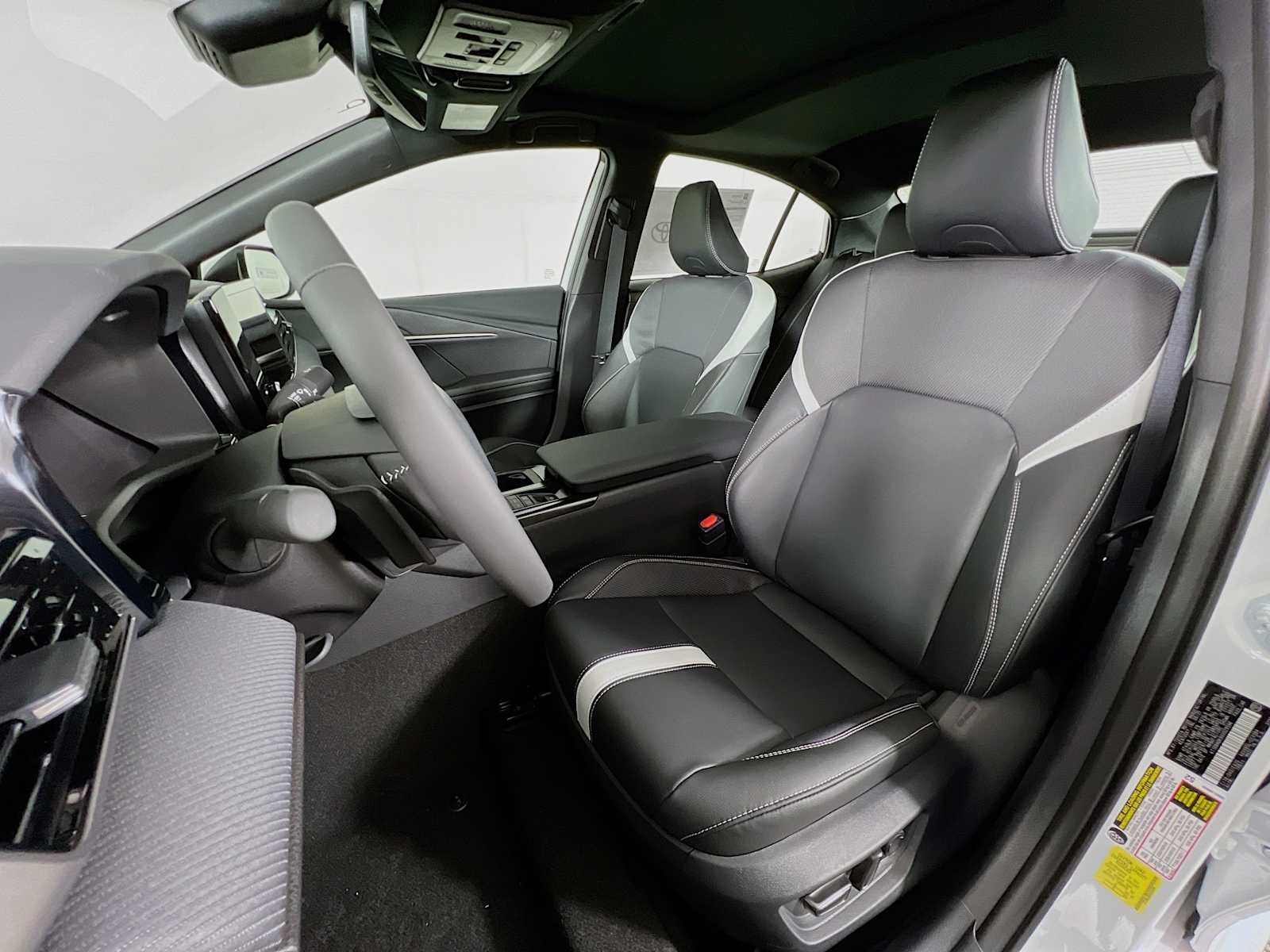 2025 Toyota Camry SE - Photo 12