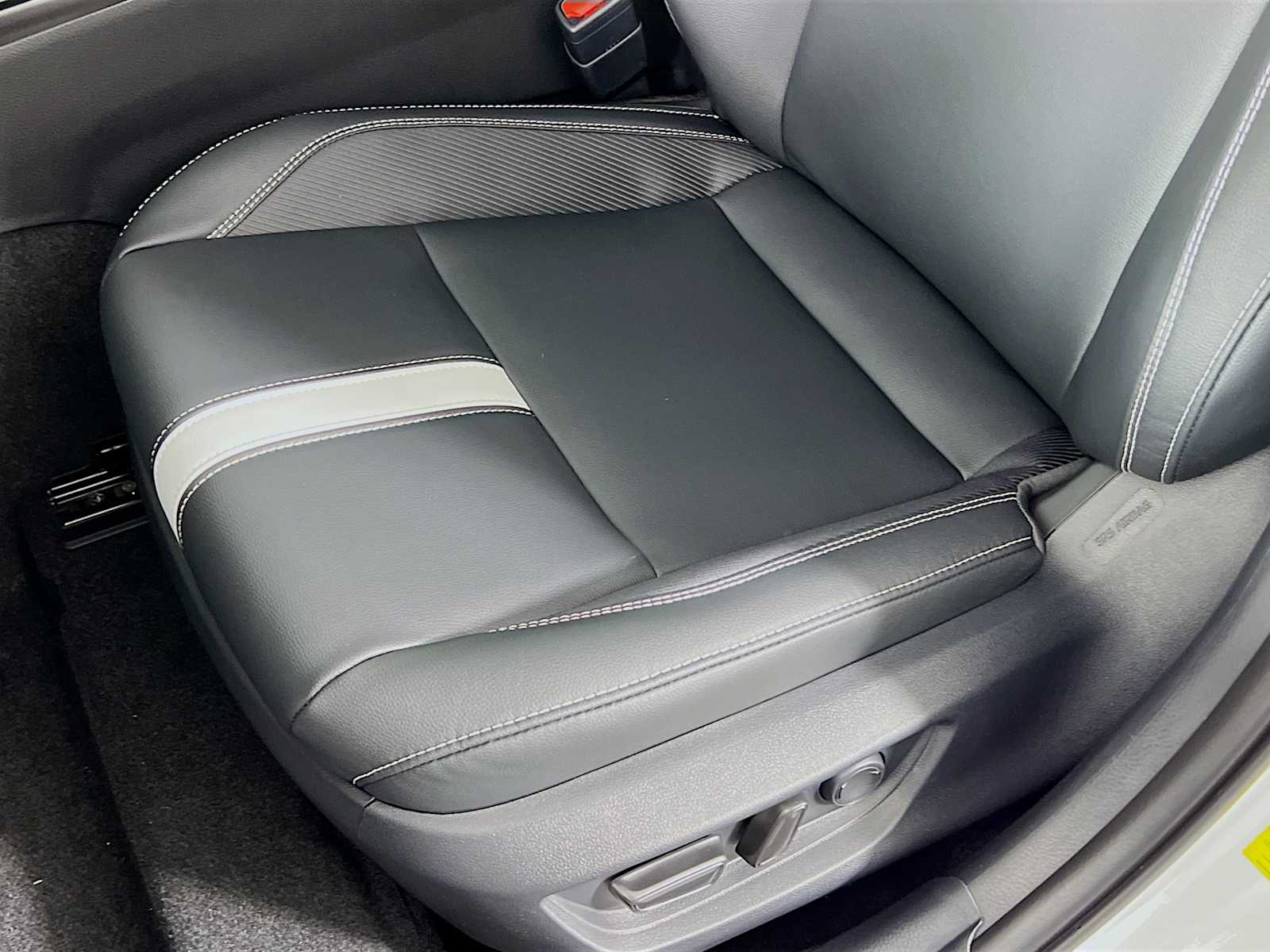 2025 Toyota Camry SE - Photo 17