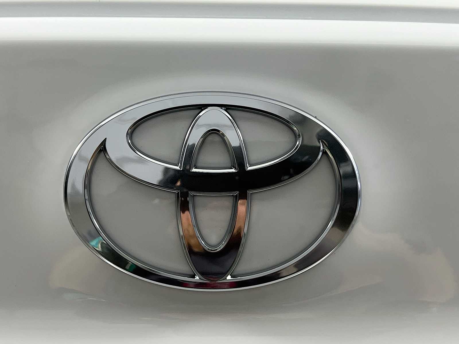 2025 Toyota Camry SE - Photo 18