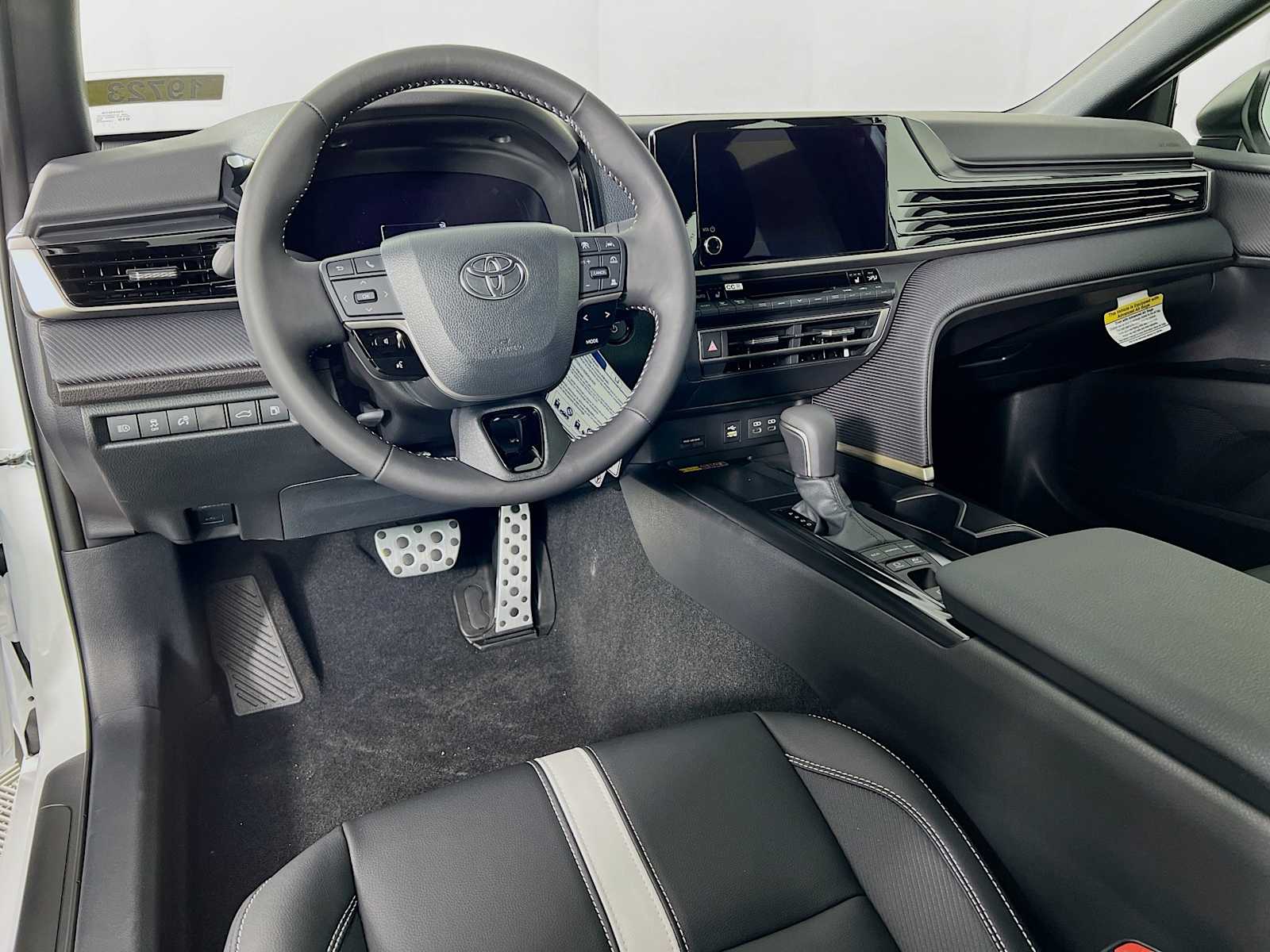 2025 Toyota Camry SE - Photo 6
