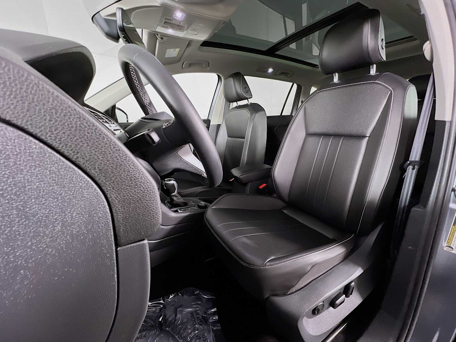 2022 Volkswagen Tiguan SE - Photo 21