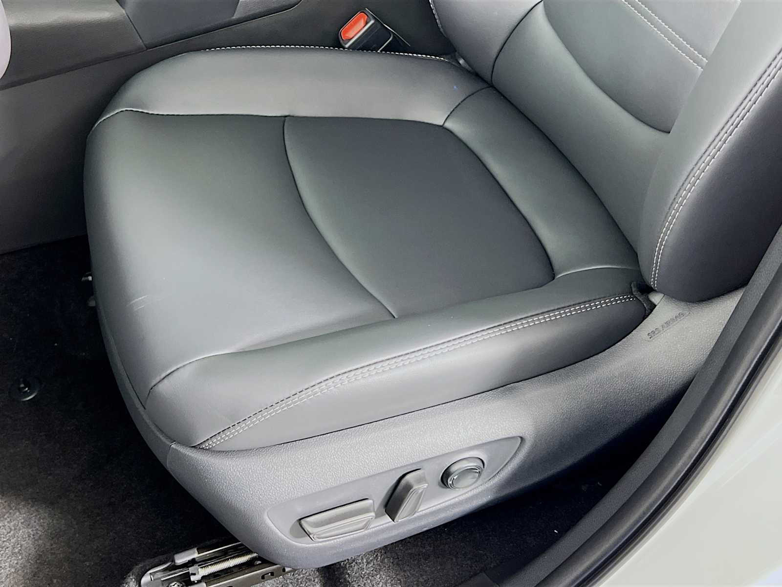 2025 Toyota RAV4 XLE Premium - Photo 17